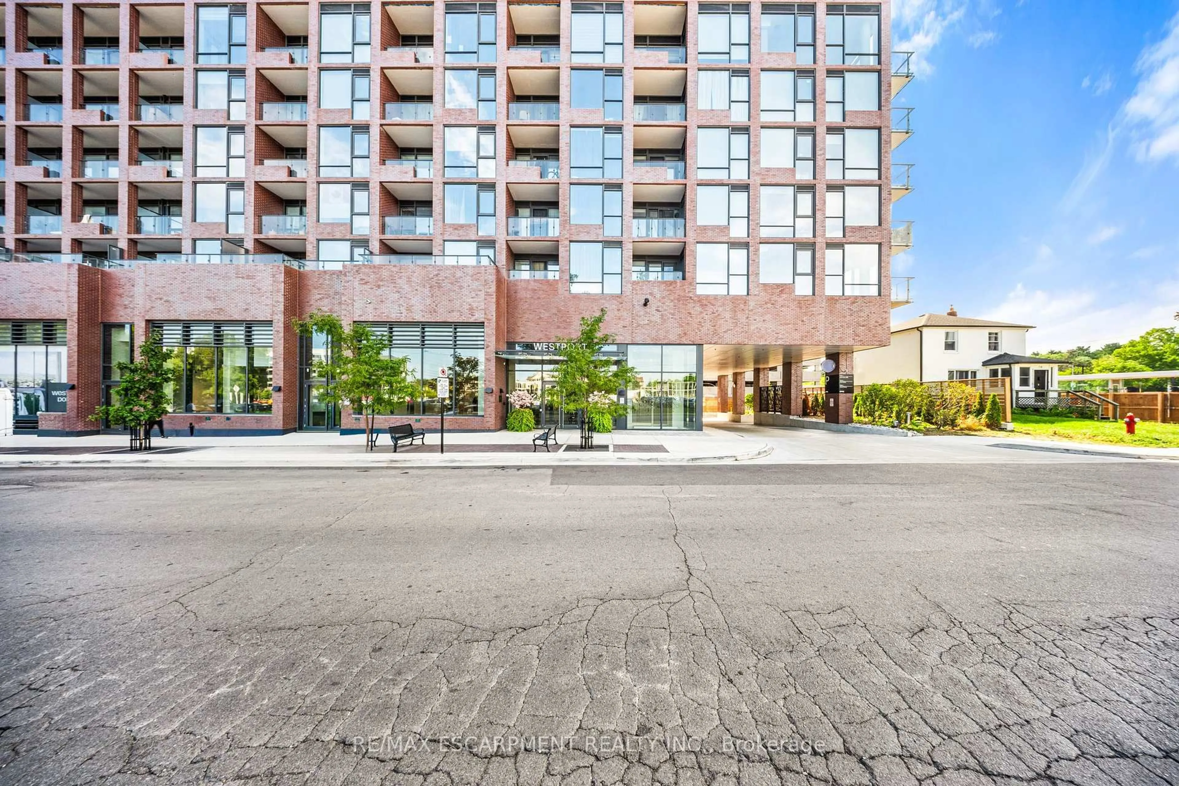 Patio, building for 28 Ann St #801, Mississauga Ontario L9G 3G1
