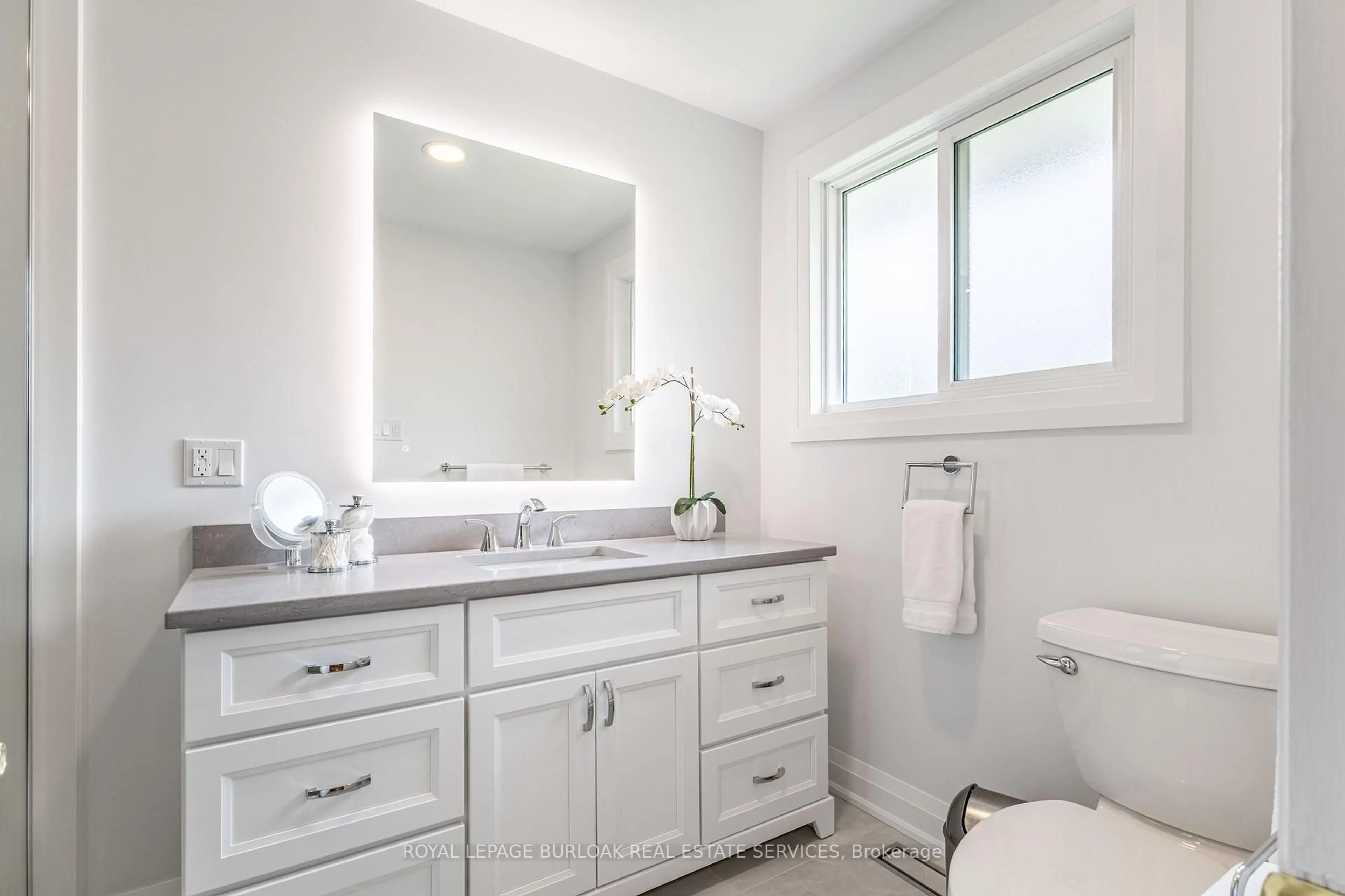 Contemporary bathroom, ceramic/tile floor for 511 Limerick Rd, Burlington Ontario L7L 2K5