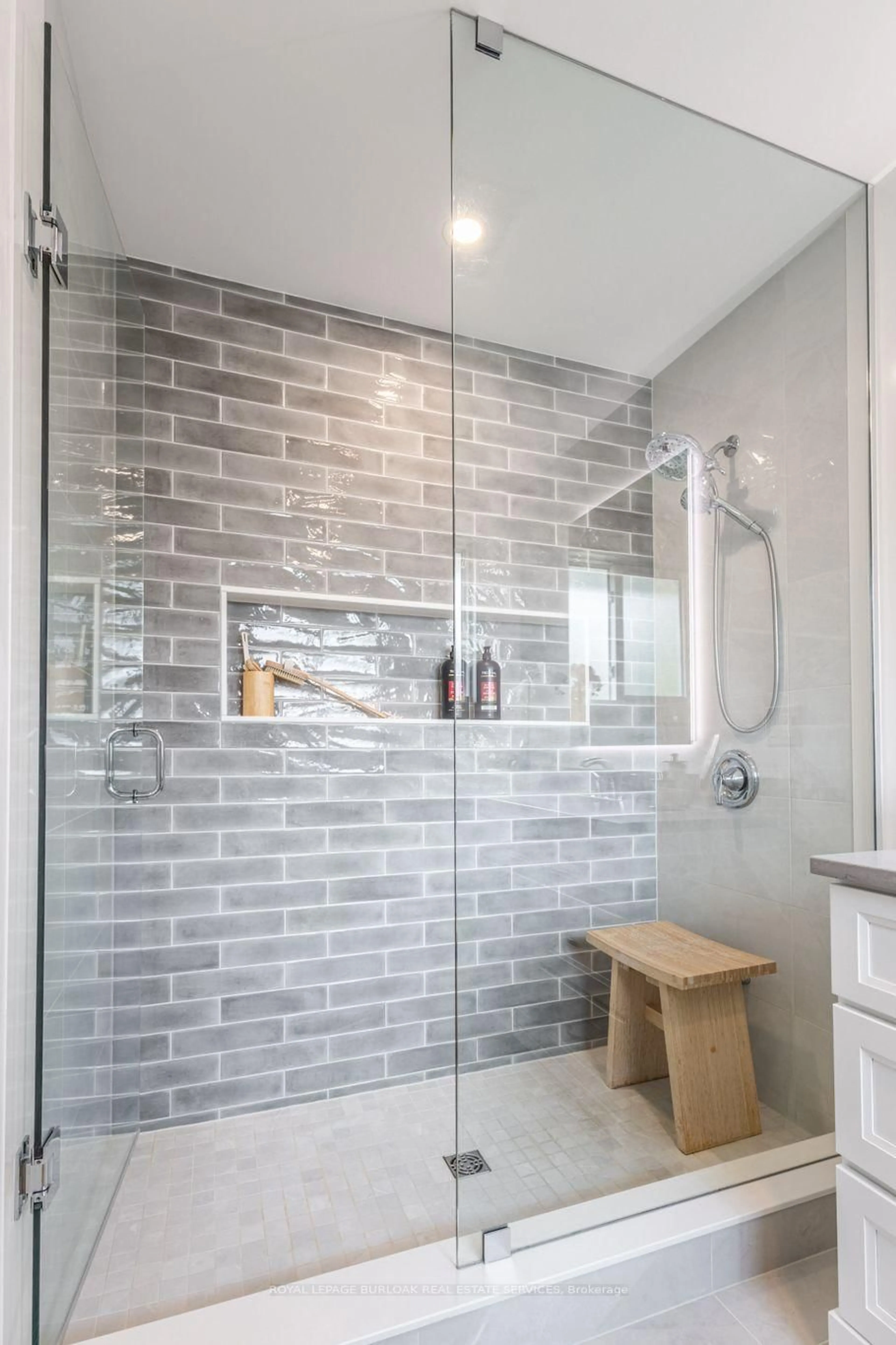 Contemporary bathroom, ceramic/tile floor for 511 Limerick Rd, Burlington Ontario L7L 2K5