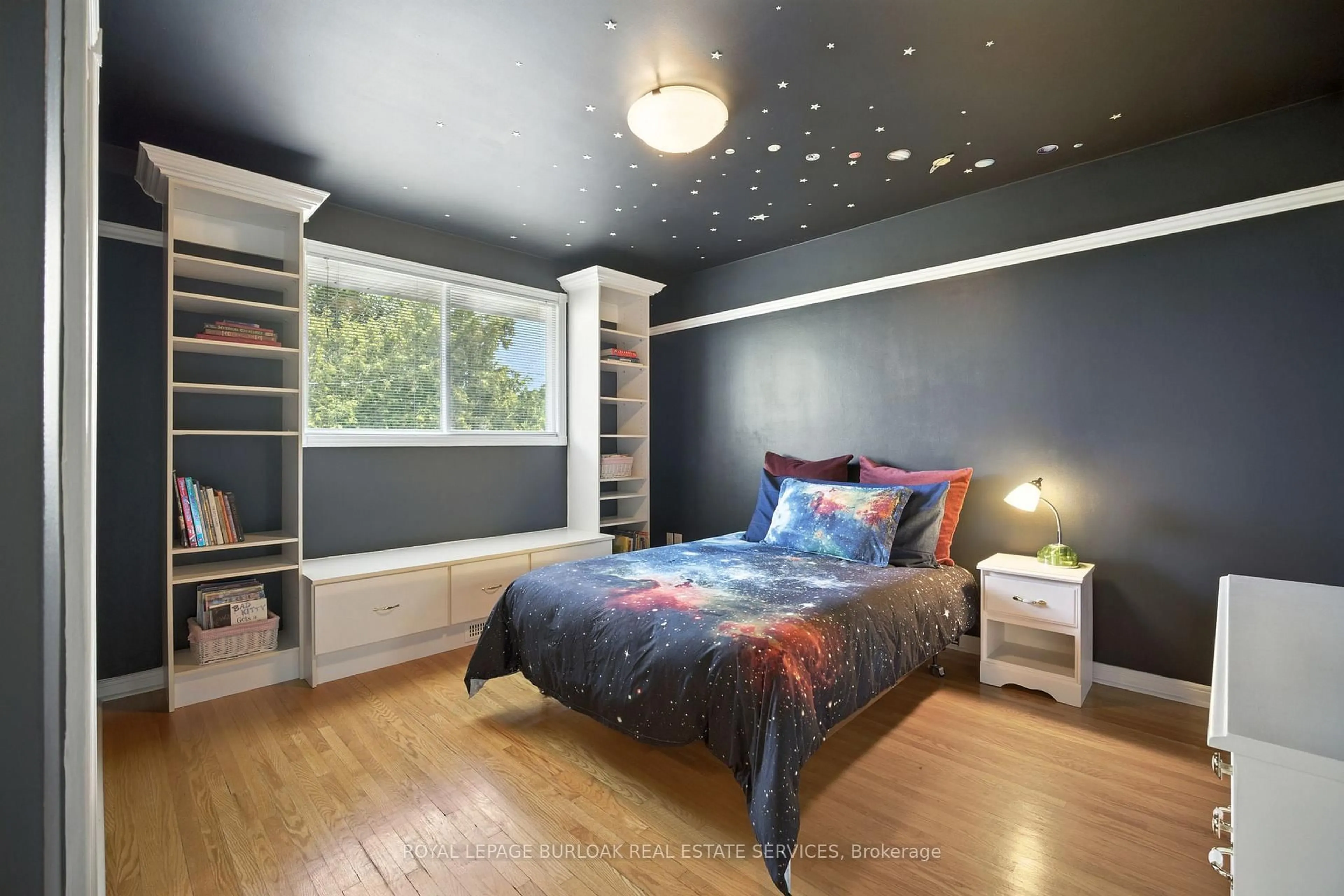Bedroom with bed, wood/laminate floor for 511 Limerick Rd, Burlington Ontario L7L 2K5
