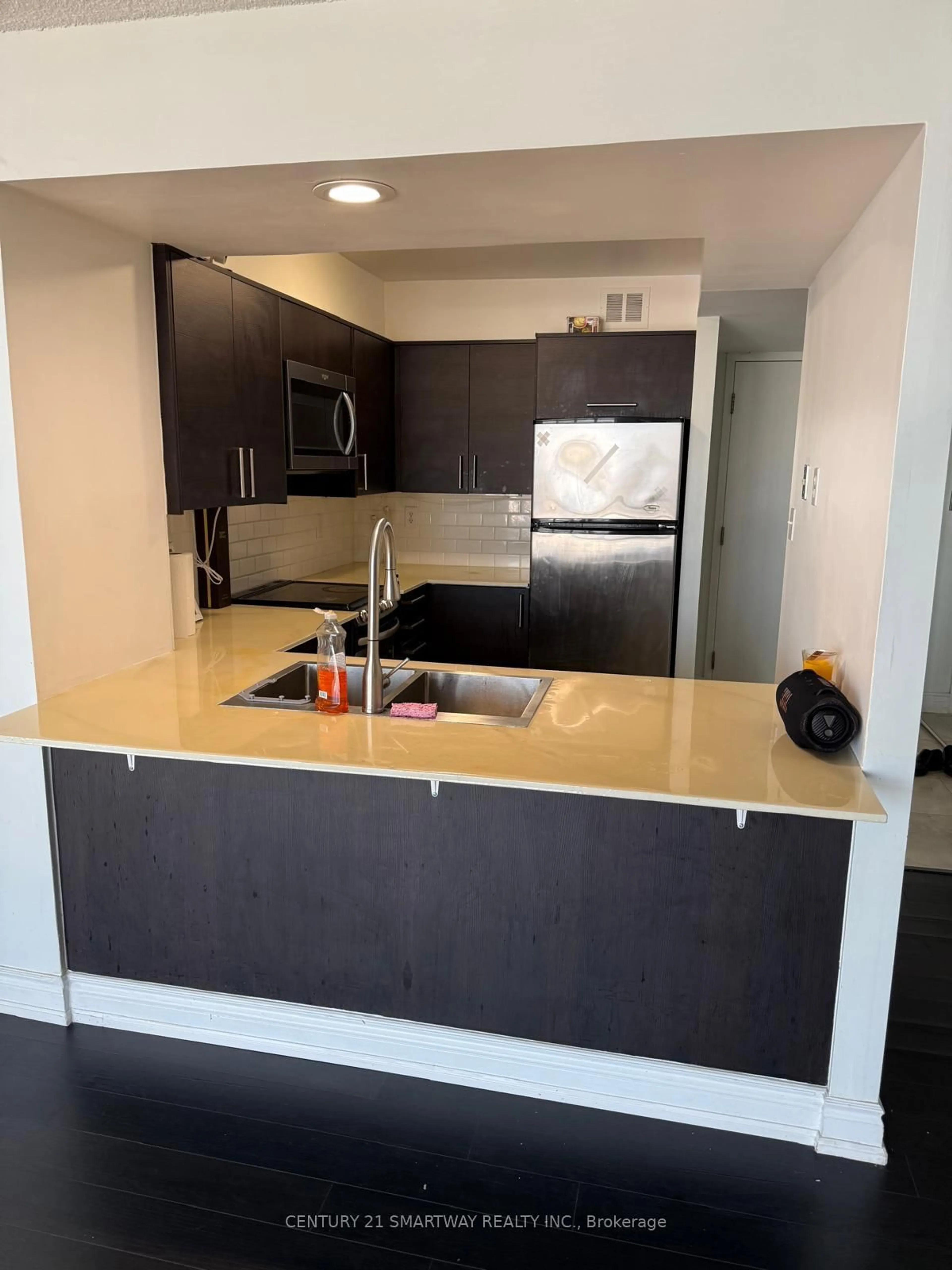 Standard kitchen, unknown for 50 Eglinton Ave #605, Mississauga Ontario L5R 3P4