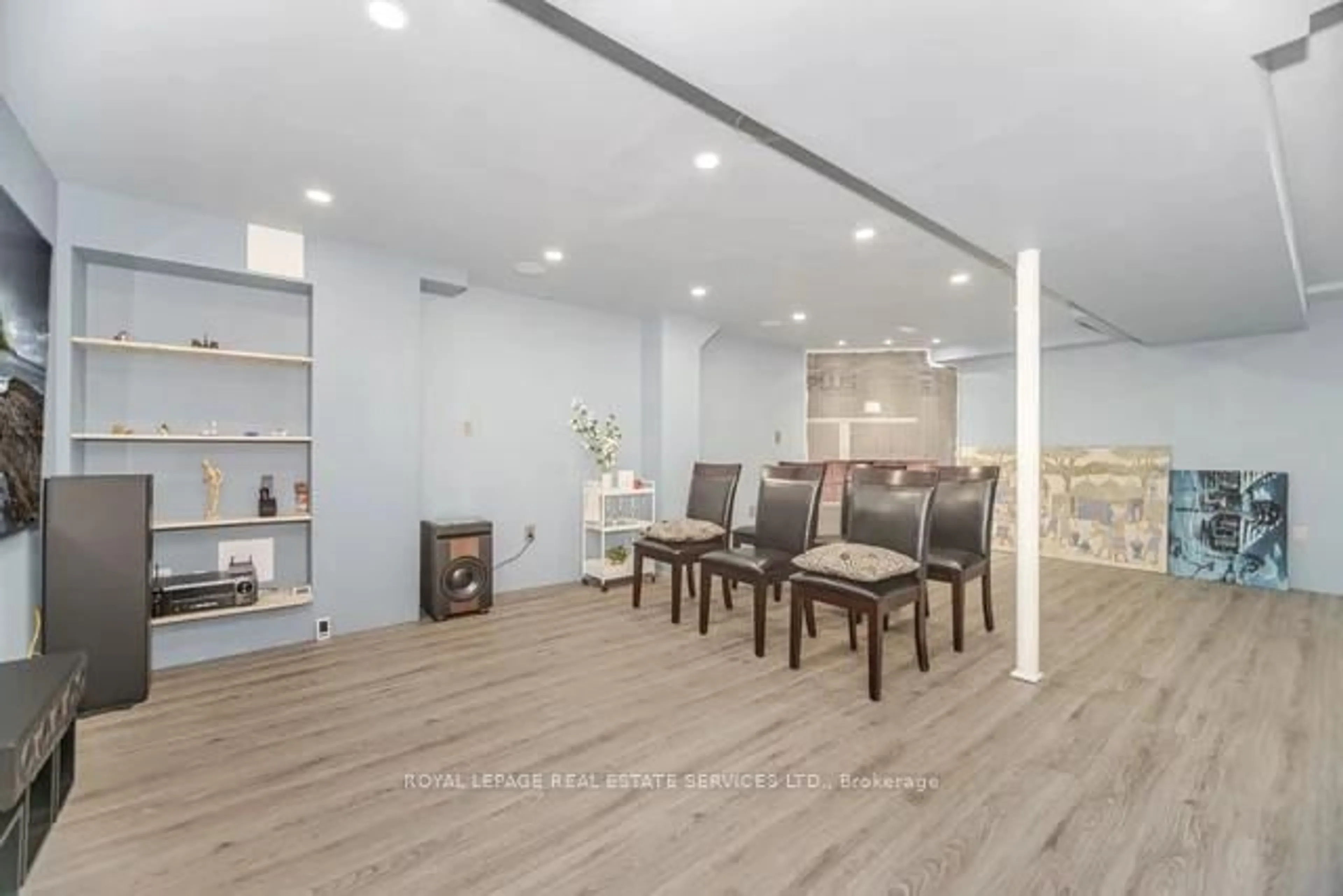Living room with furniture, wood/laminate floor for 133 Hatt Crt, Milton Ontario L9E 1G7
