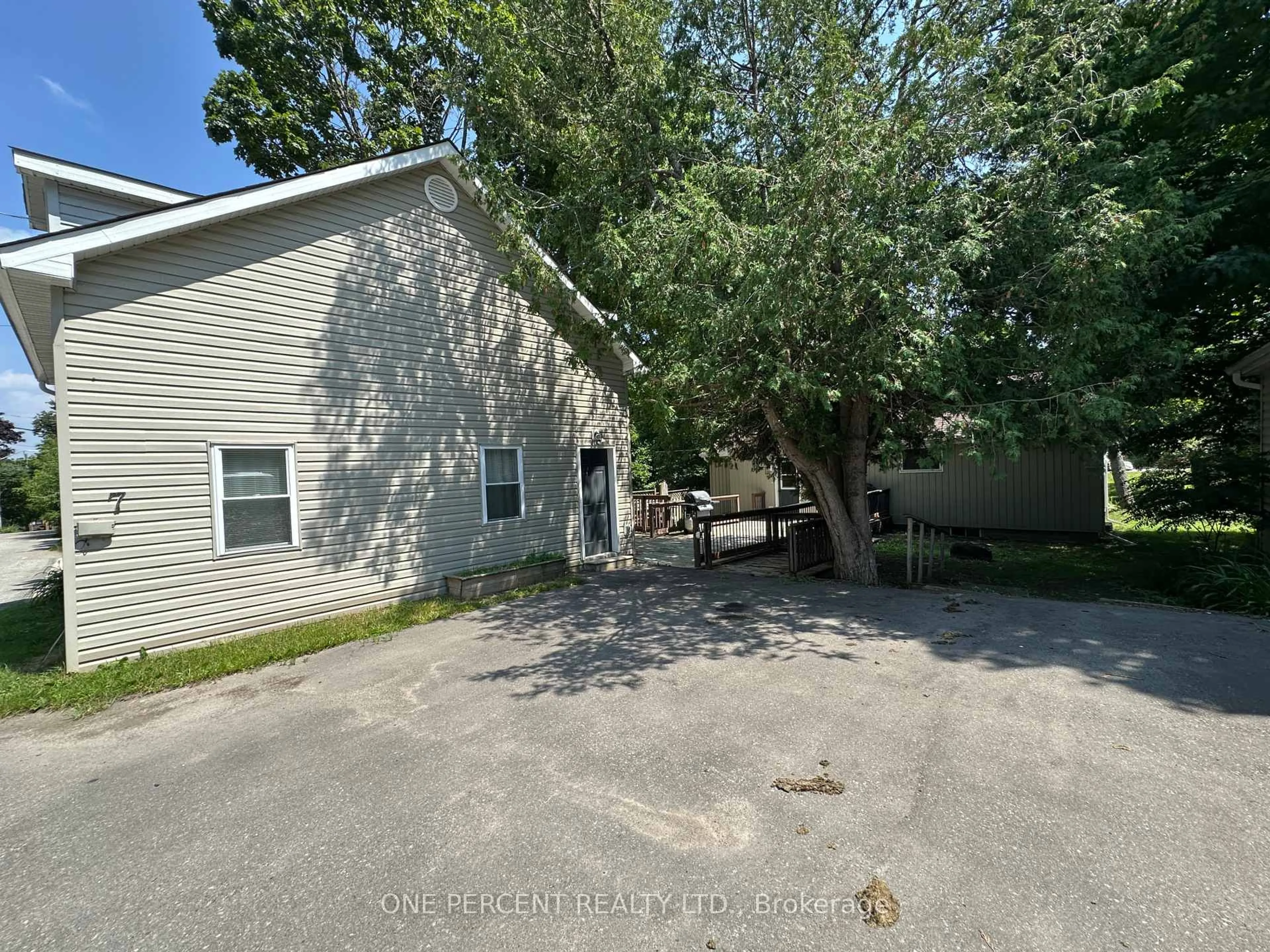 A pic from outside/outdoor area/front of a property/back of a property/a pic from drone, street for 7 Second Ave, Orangeville Ontario L9W 1H4
