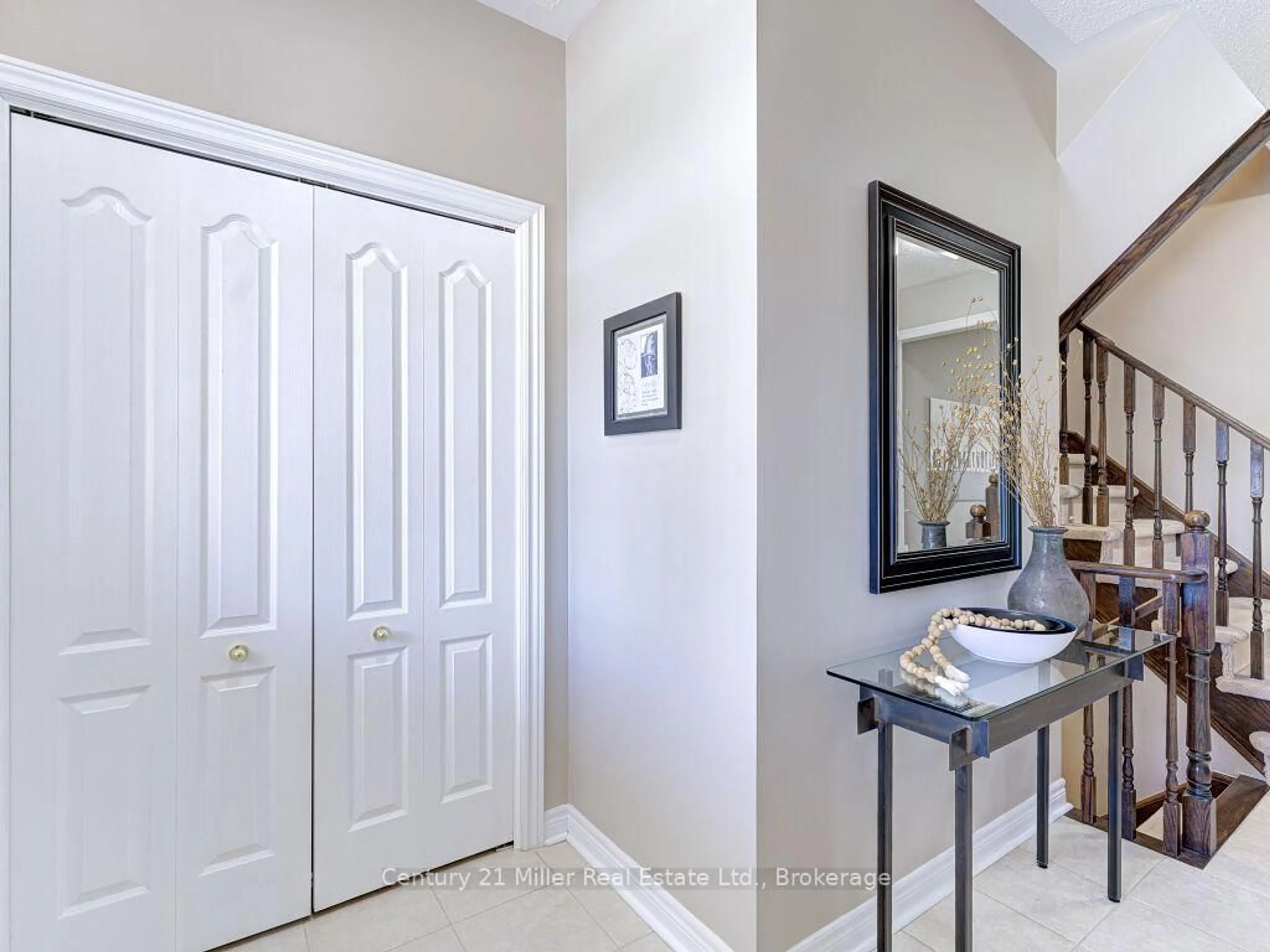 Indoor entryway for 3268 Sealey Cres, Burlington Ontario L7M 0J6