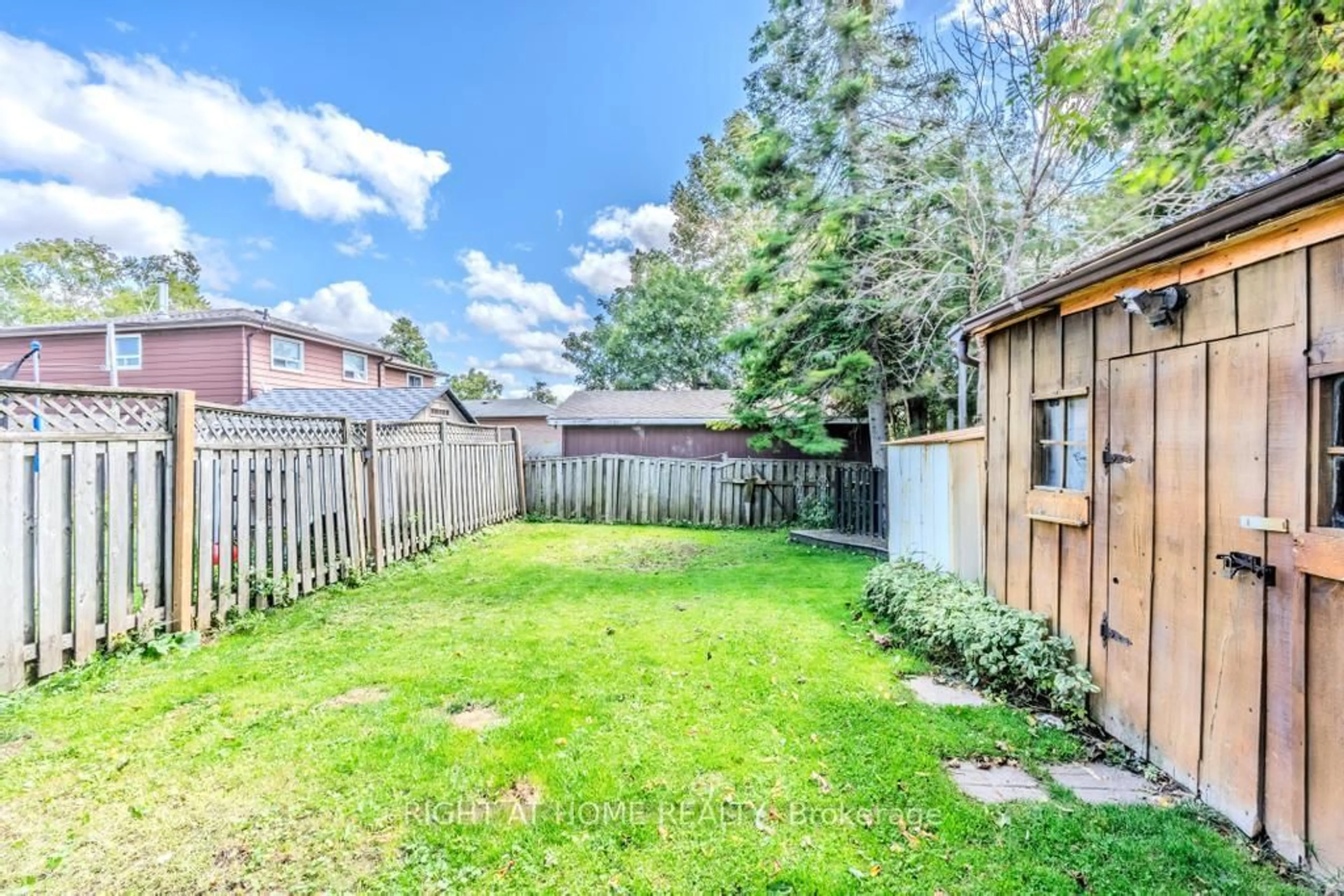 Patio, unknown for 102 Burbank Cres, Orangeville Ontario L9W 3E7