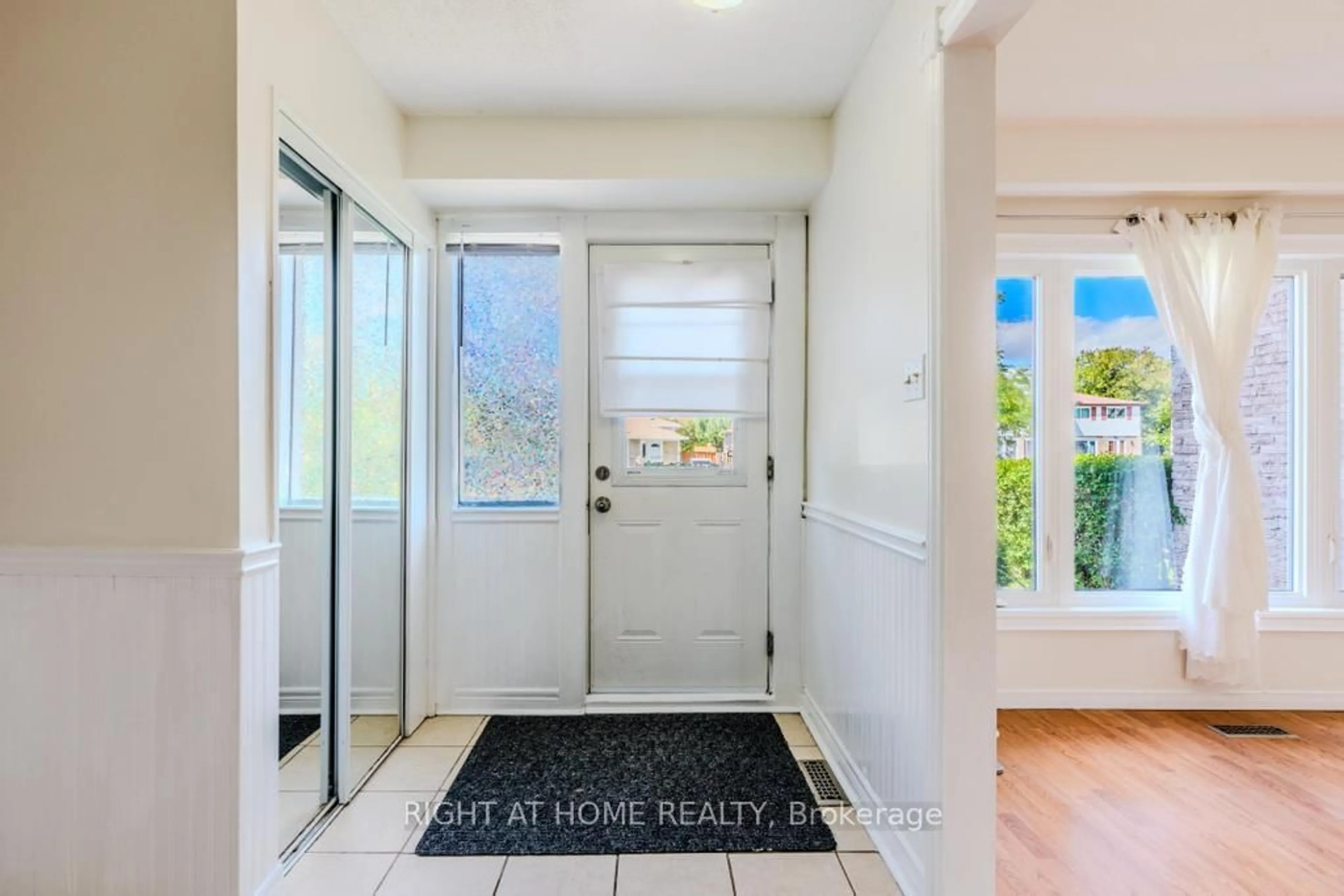 Indoor entryway for 102 Burbank Cres, Orangeville Ontario L9W 3E7