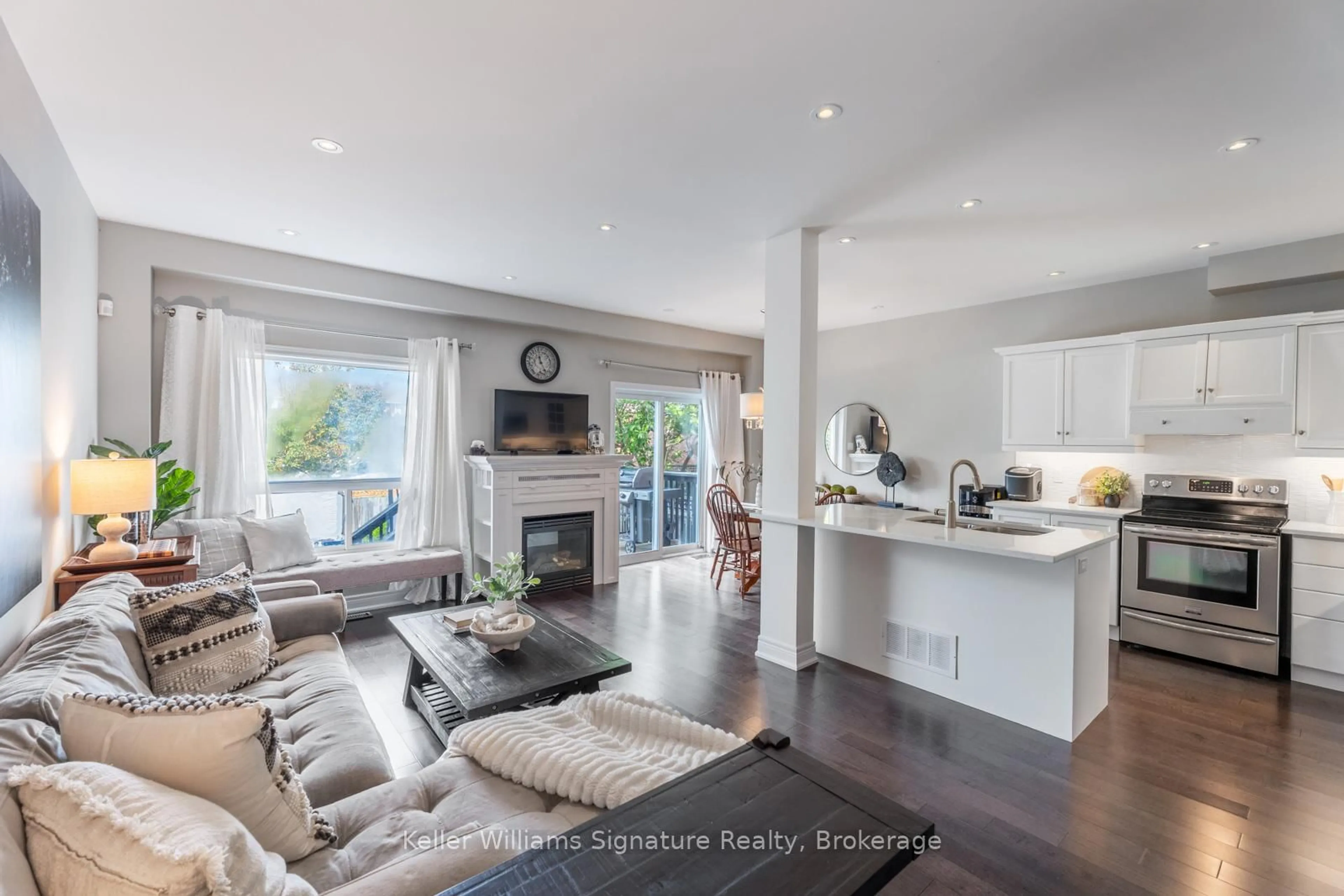 Open concept kitchen, wood/laminate floor for 4003 Medland Dr, Burlington Ontario L7M 4W7