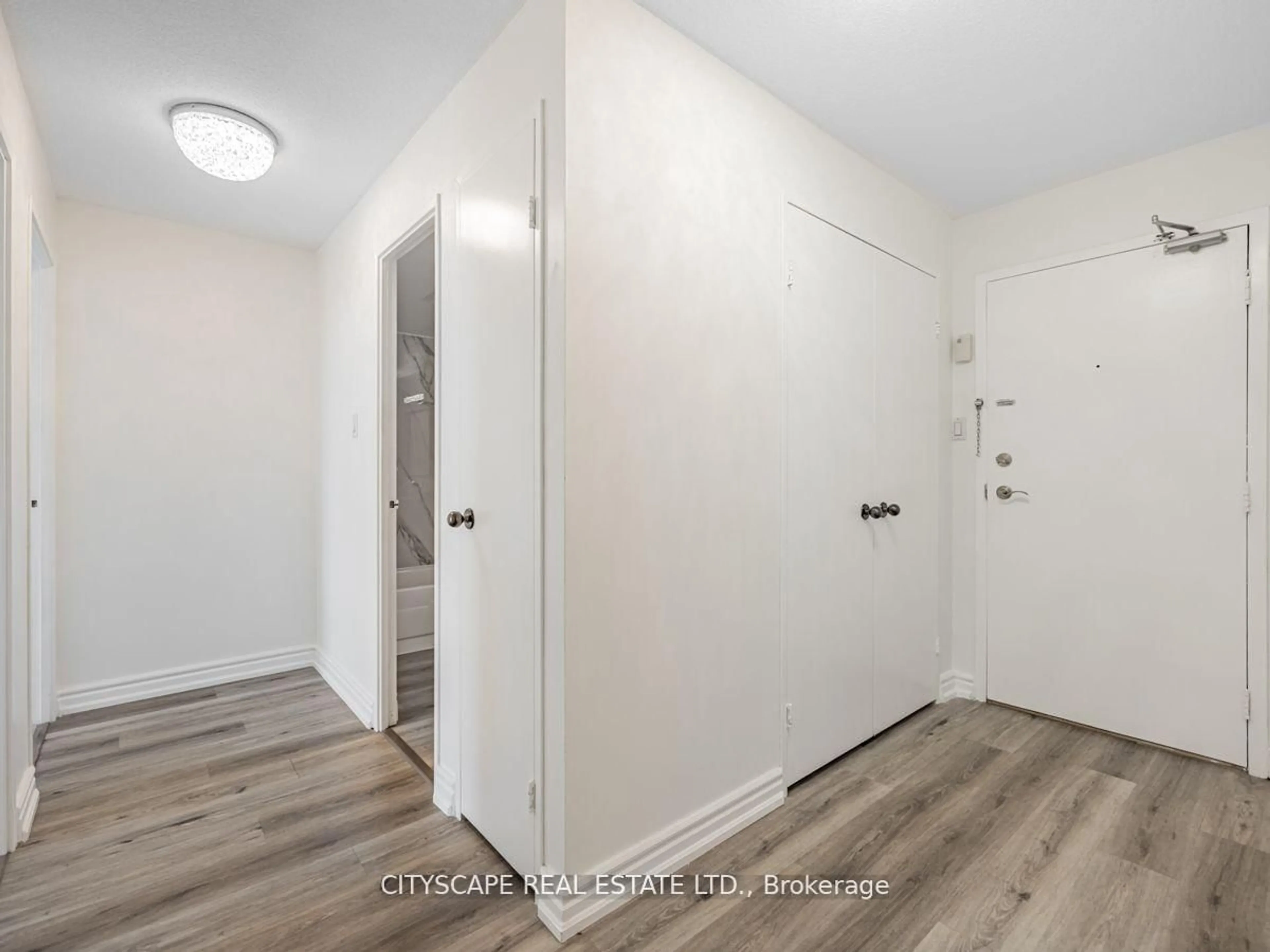 Indoor entryway for 1320 Mississauga Valley Blvd #304, Mississauga Ontario L5A 3S8
