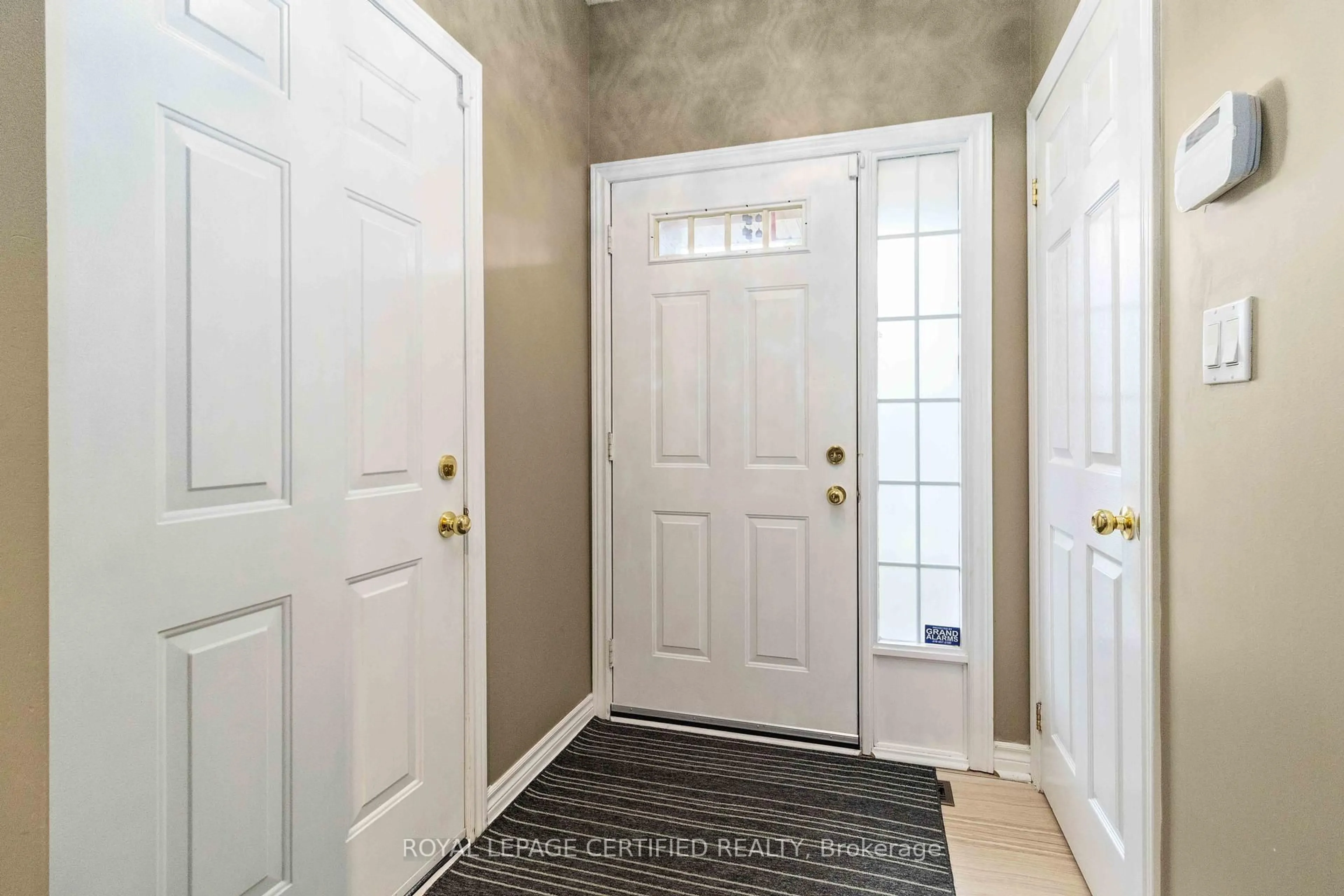 Indoor entryway for 7385 Magistrate Terr #6, Mississauga Ontario L5W 1W8