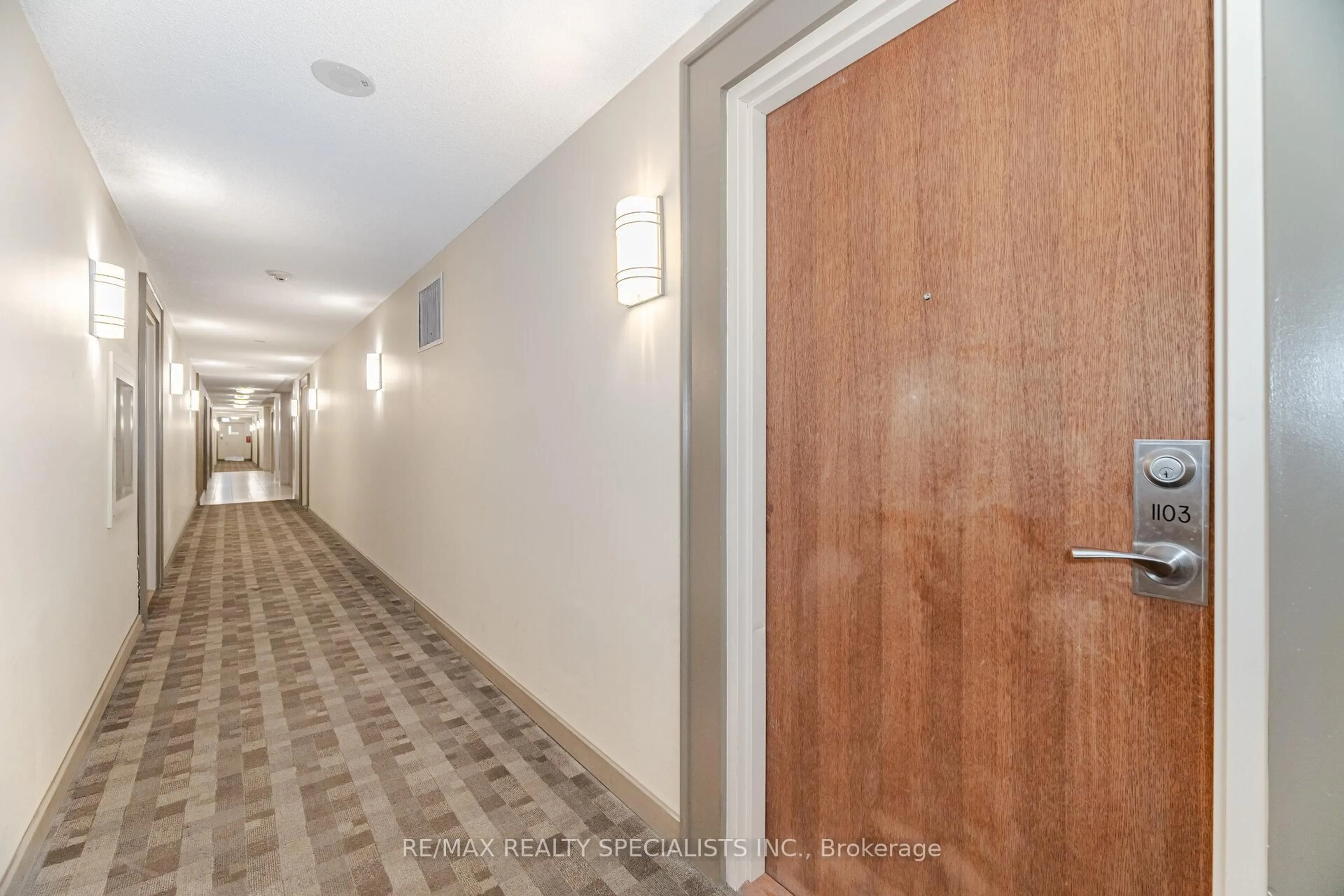 Indoor foyer for 215 Queen St #1103, Brampton Ontario L6W 0A9