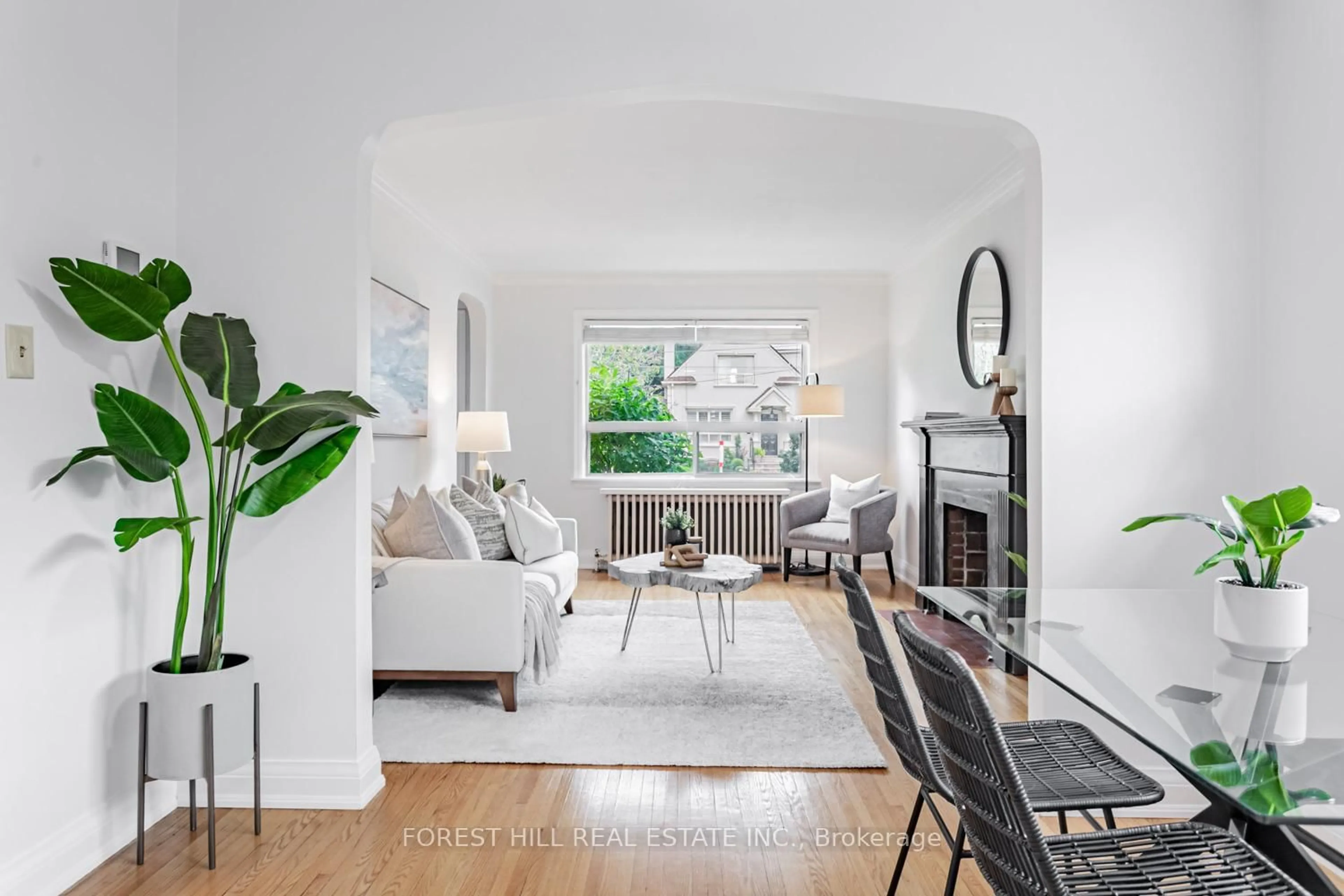 Living room with furniture, unknown for 182 Park Lawn Rd, Toronto Ontario M8Y 3J1