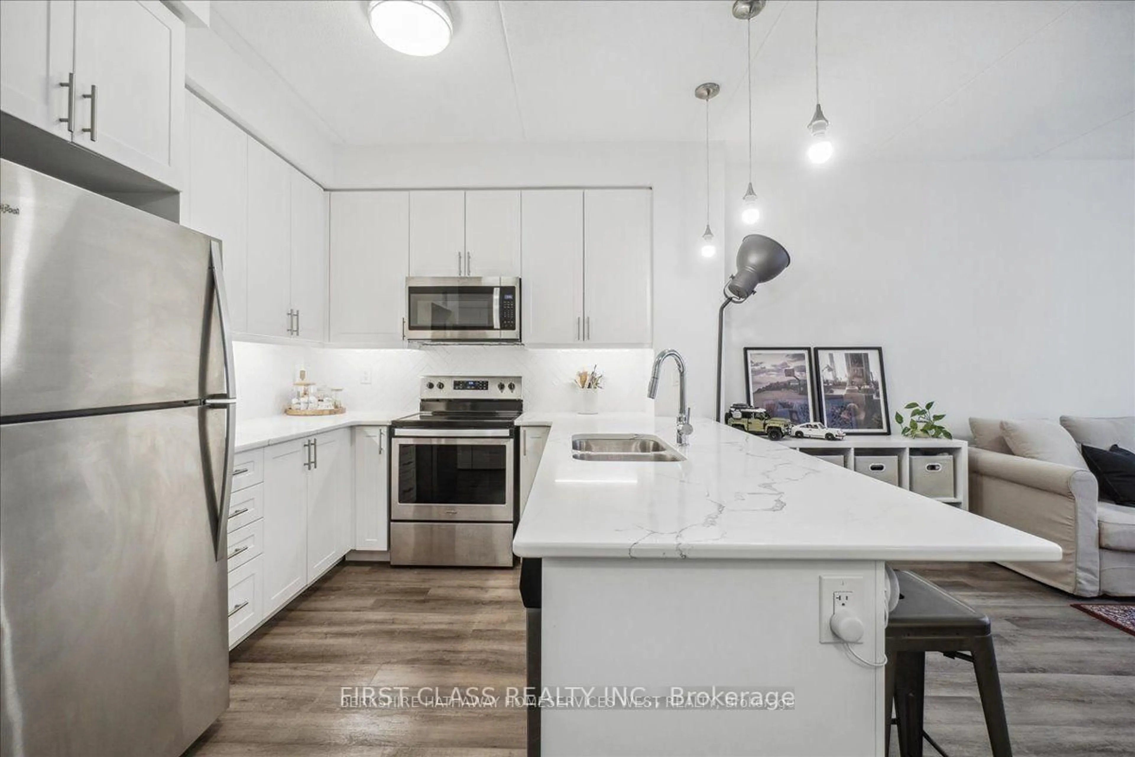Open concept kitchen, ceramic/tile floor for 610 Farmstead Dr #104, Milton Ontario L9T 8X5