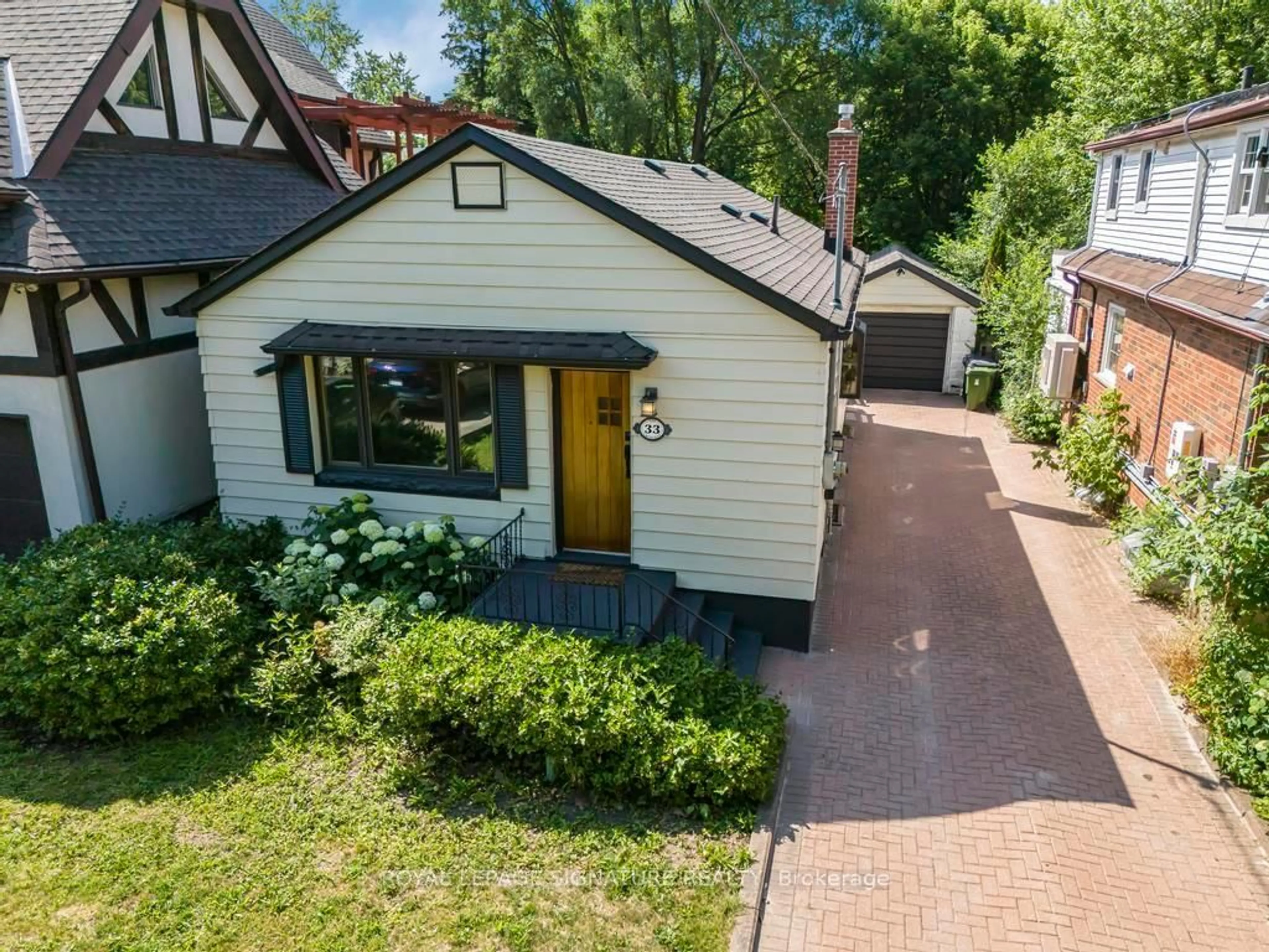 A pic from outside/outdoor area/front of a property/back of a property/a pic from drone, street for 33 Ash Cres, Toronto Ontario M8W 1E4