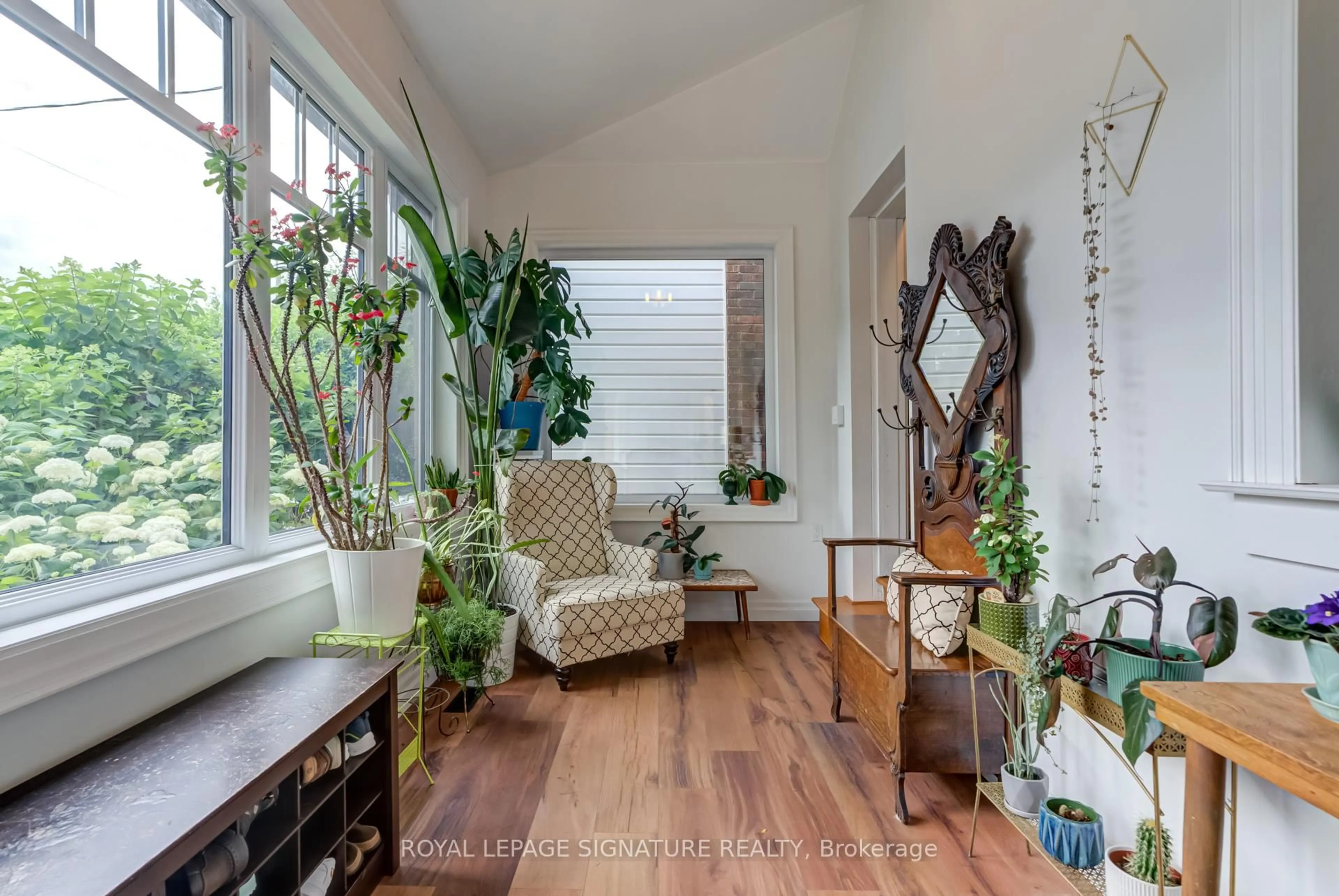 Indoor entryway for 81 Fourth St, Toronto Ontario M8V 2Y4
