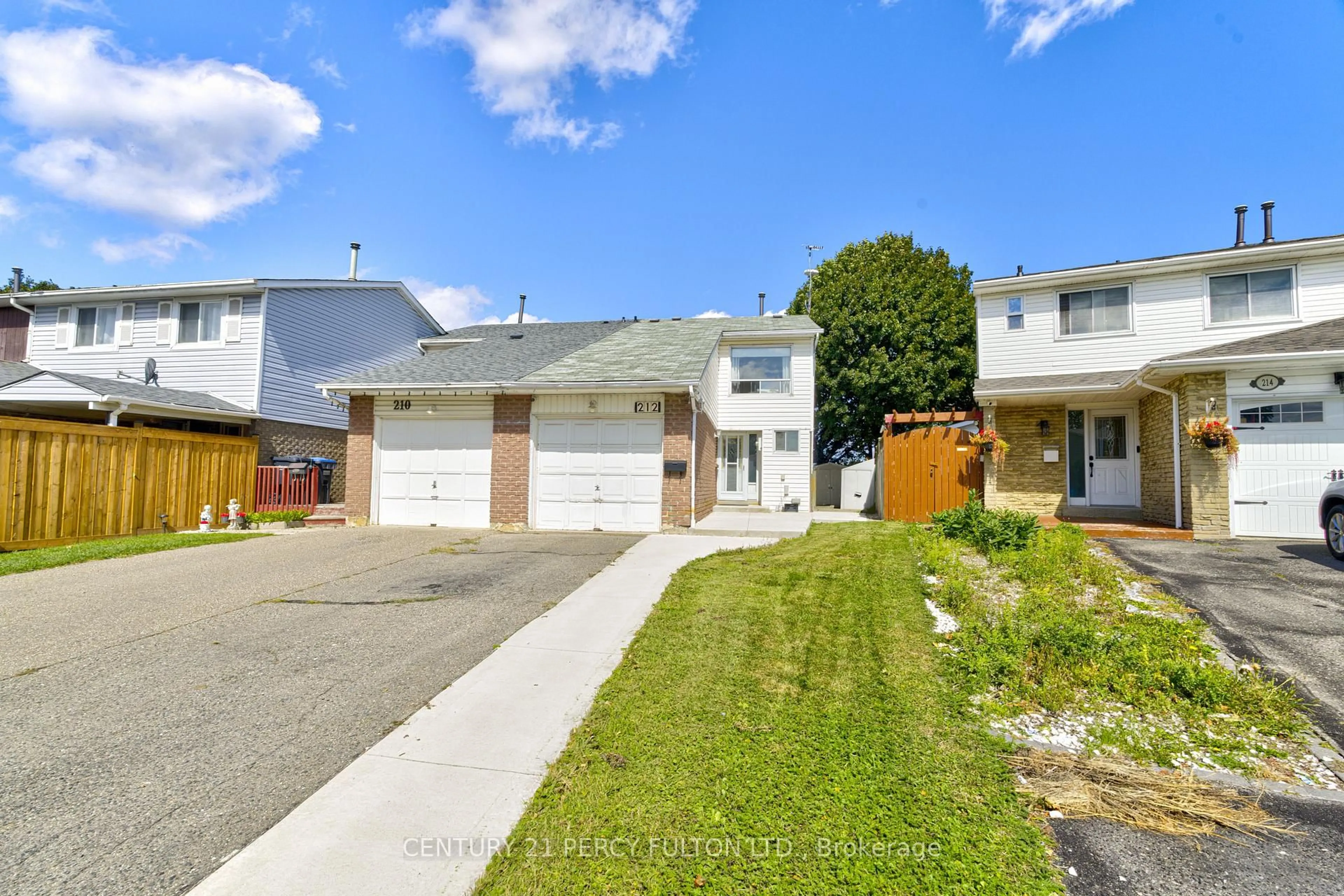 A pic from outside/outdoor area/front of a property/back of a property/a pic from drone, street for 212 Royal Salisbury Way, Brampton Ontario L6V 3J9