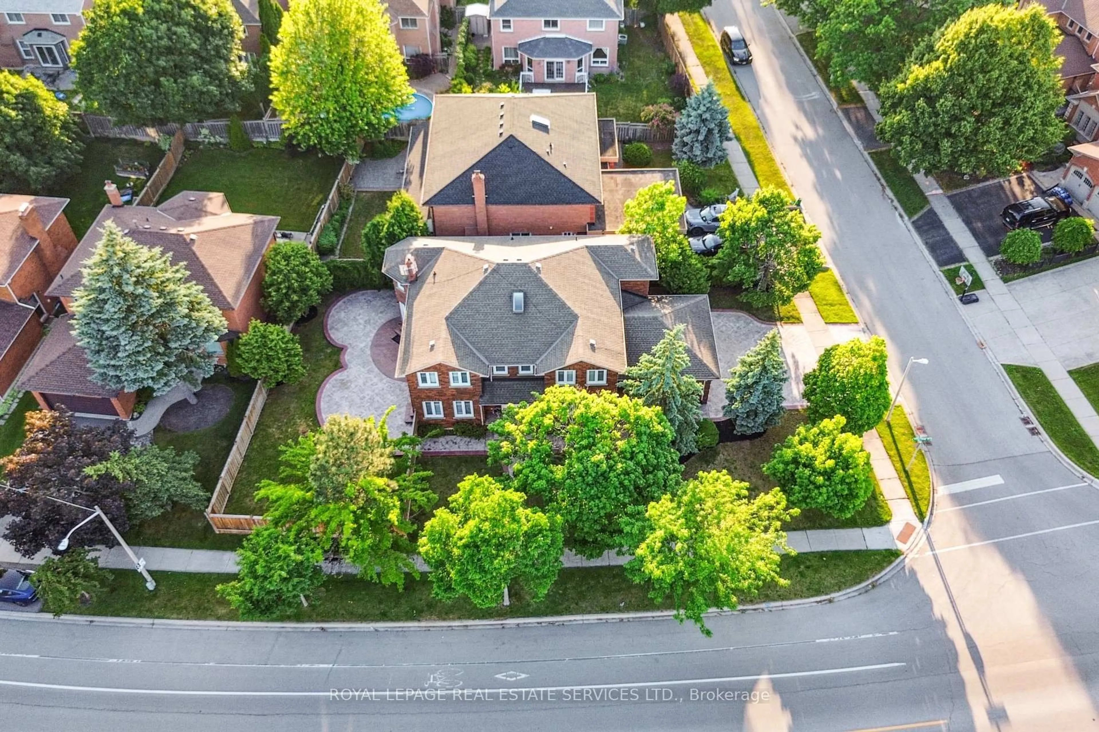 A pic from outside/outdoor area/front of a property/back of a property/a pic from drone, street for 2814 Guilford Cres, Oakville Ontario L6J 6Z5