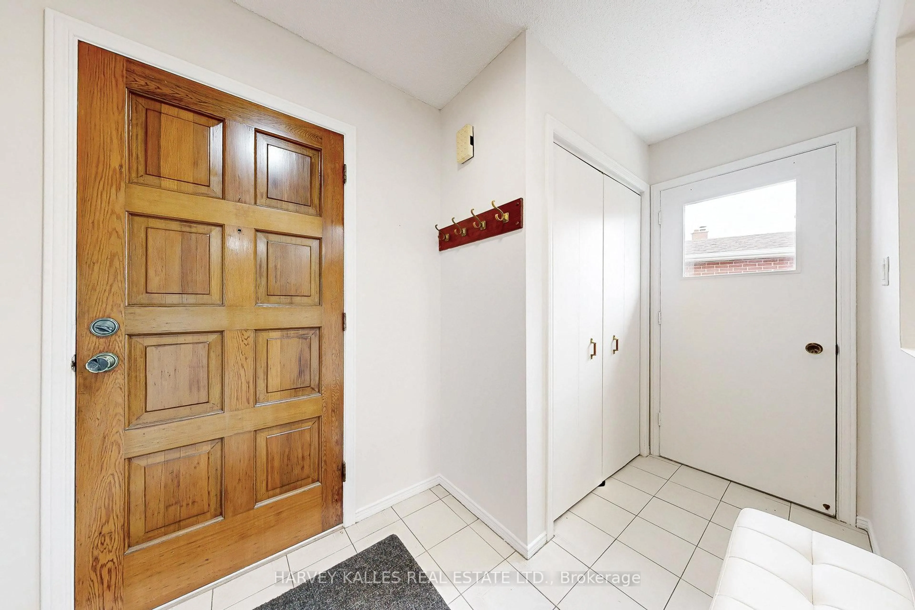 Indoor entryway for 7383 Sigsbee Dr, Mississauga Ontario L4T 3S5
