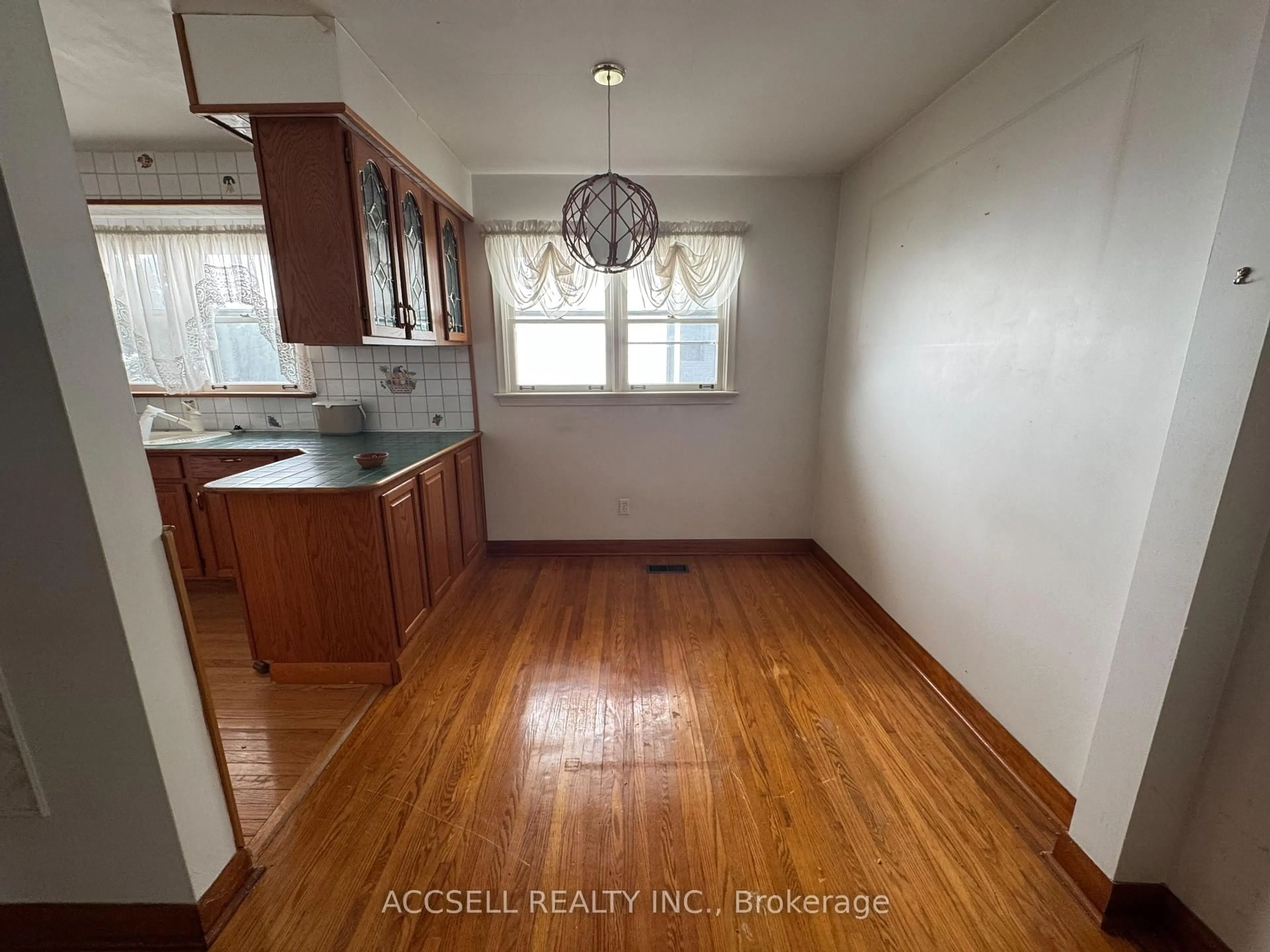 A pic of a room for 1358 Sedgewick Cres, Oakville Ontario L6L 1X8