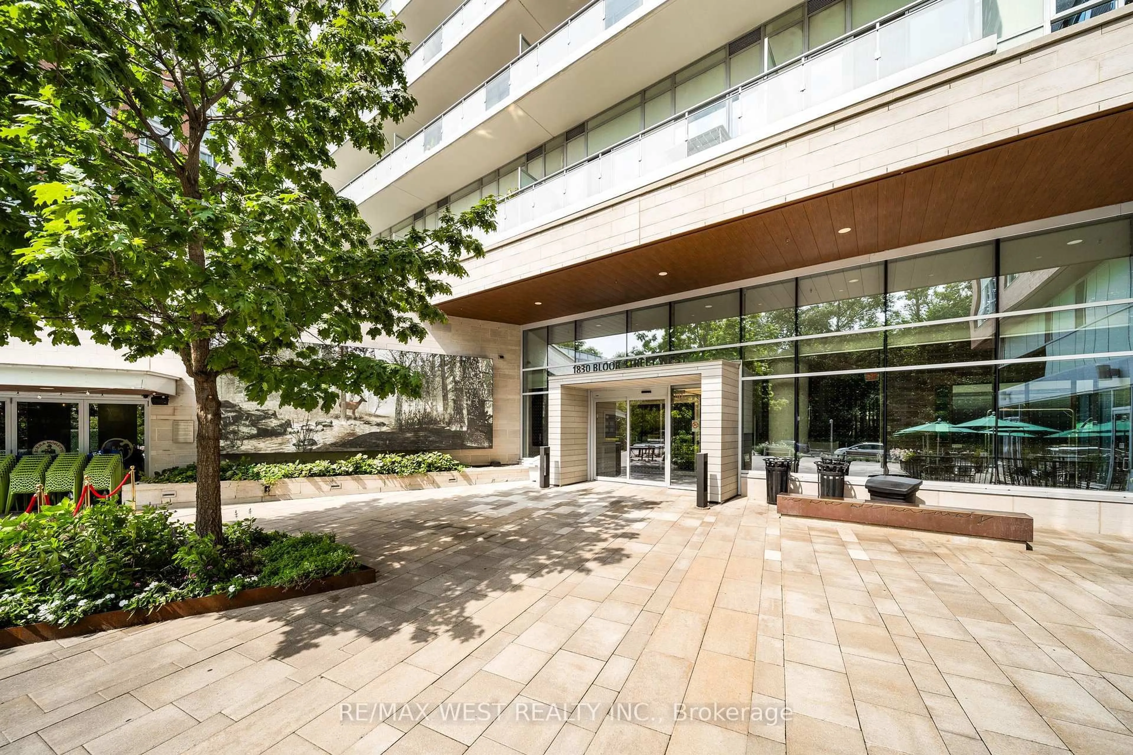 Indoor foyer for 1830 Bloor St #511, Toronto Ontario M6P 0A2