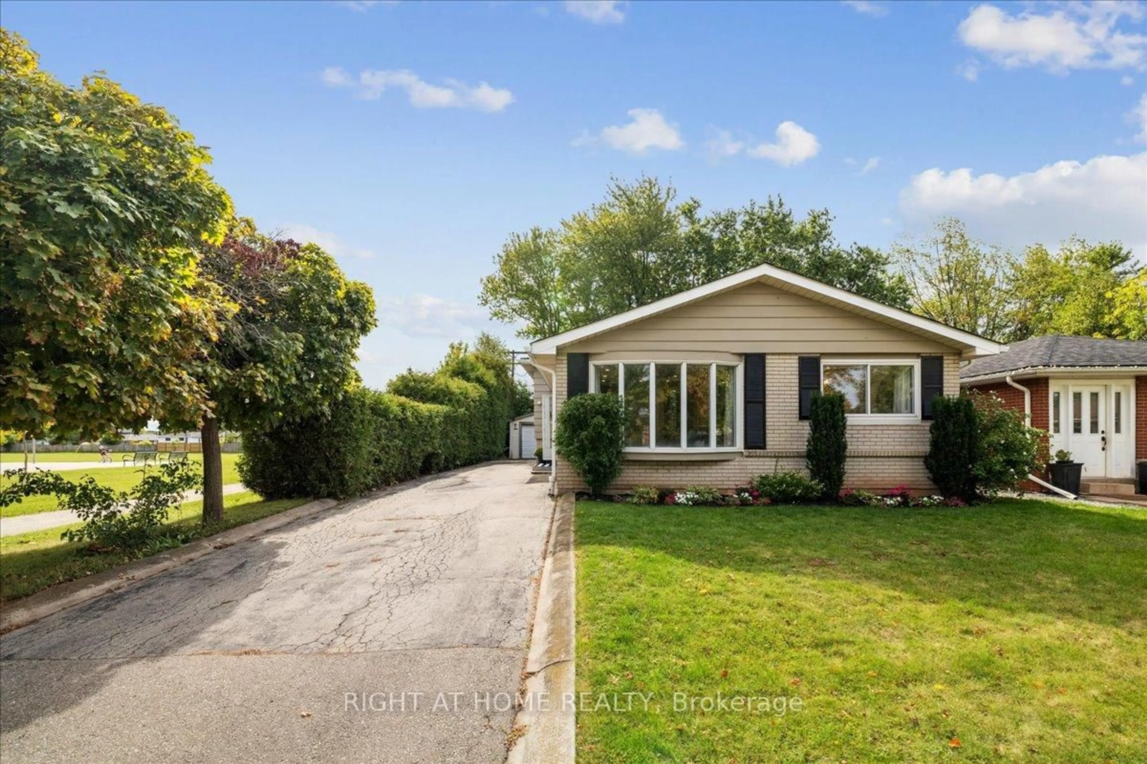 A pic from outside/outdoor area/front of a property/back of a property/a pic from drone, street for 5316 Riverside Dr, Burlington Ontario L7L 3X8