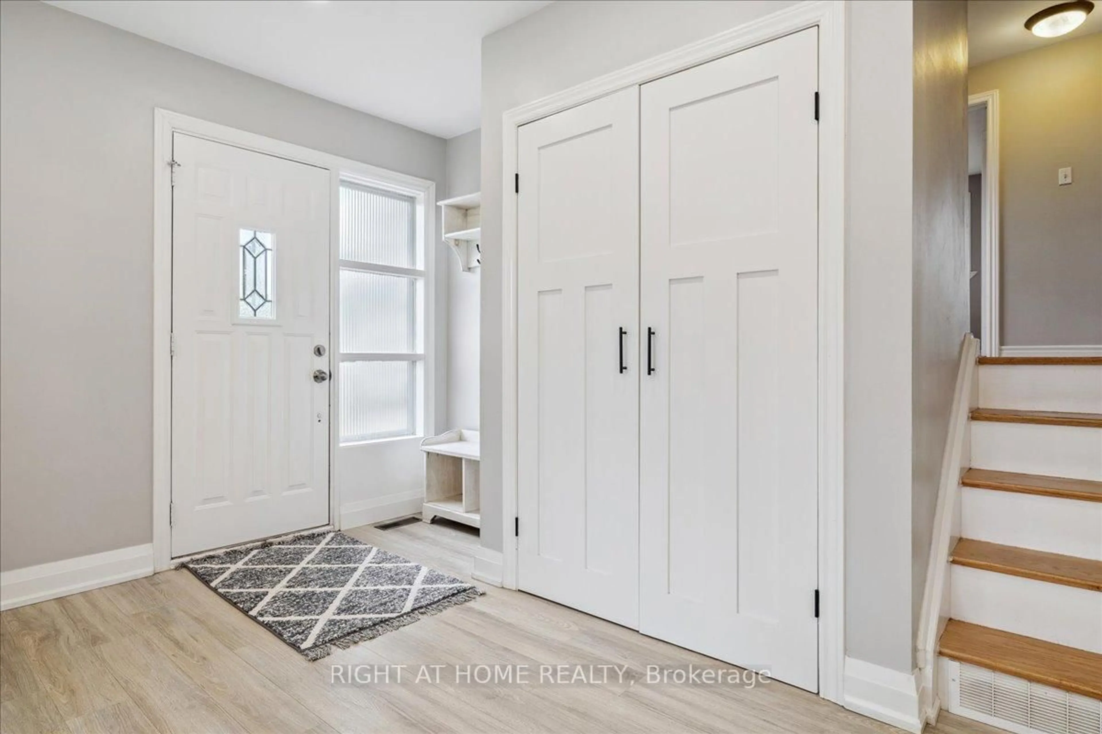 Indoor entryway for 5316 Riverside Dr, Burlington Ontario L7L 3X8