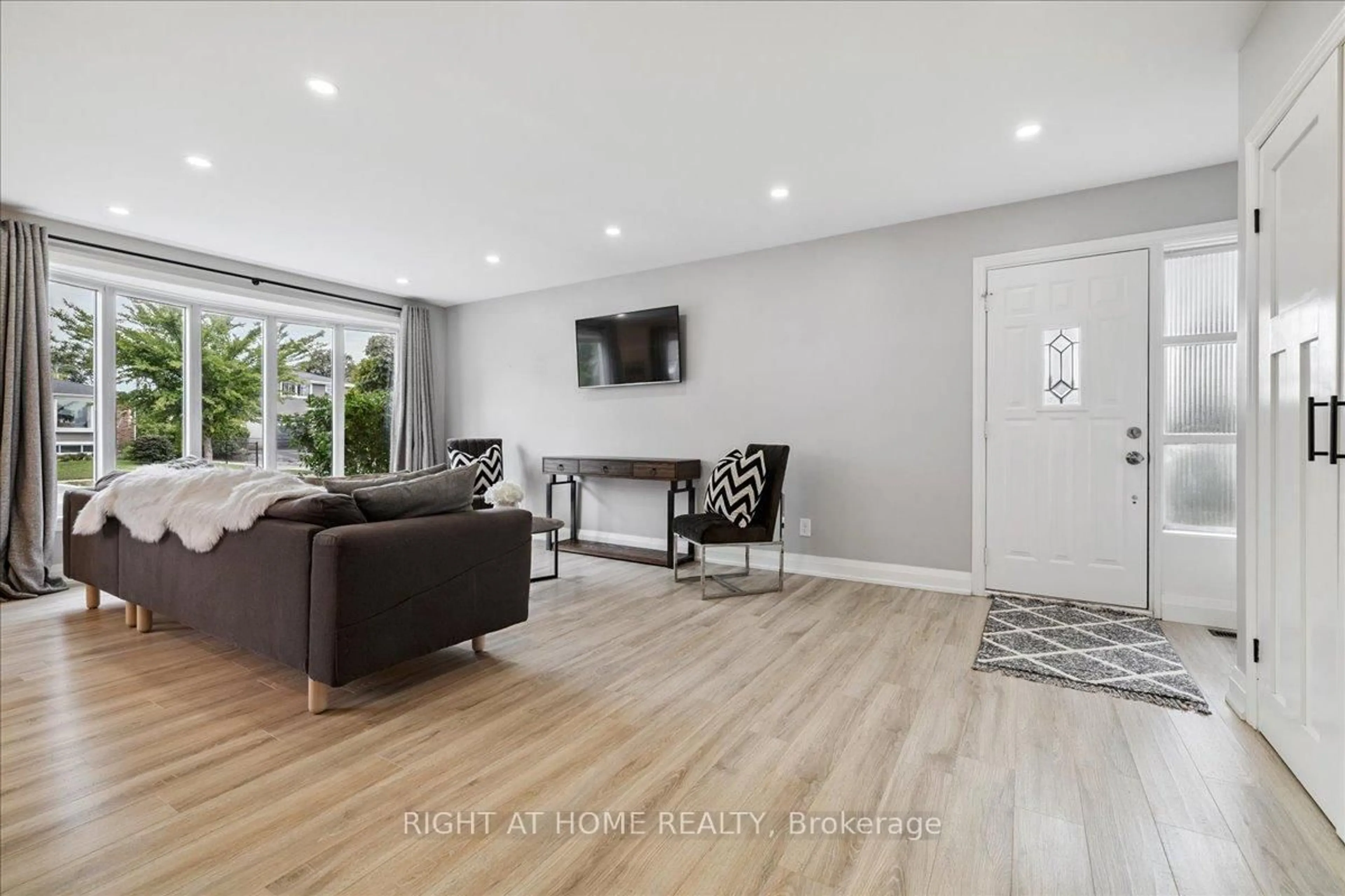 Living room with furniture, unknown for 5316 Riverside Dr, Burlington Ontario L7L 3X8
