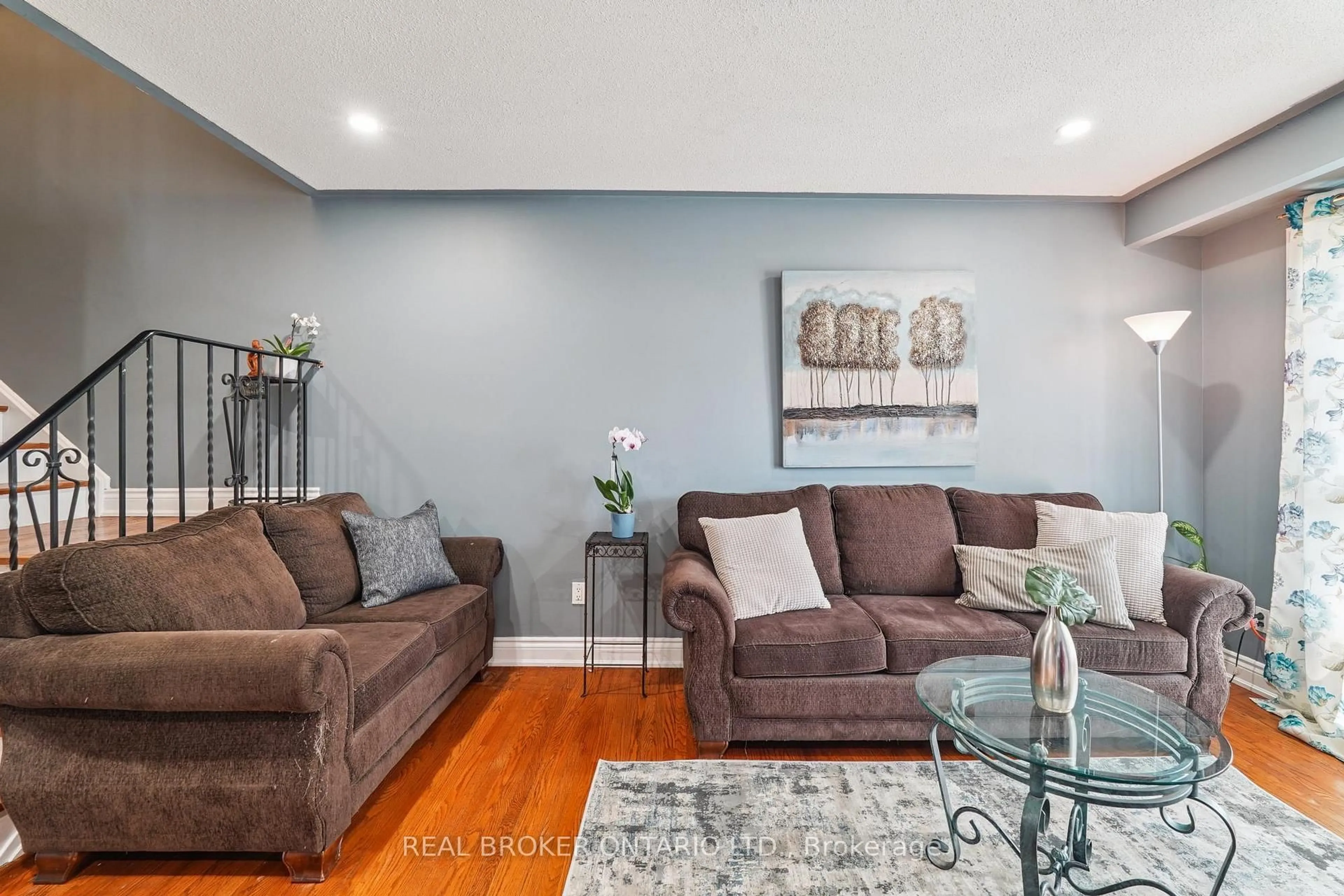 Living room with furniture, unknown for 3106 Redbank Cres, Mississauga Ontario L4T 1V1