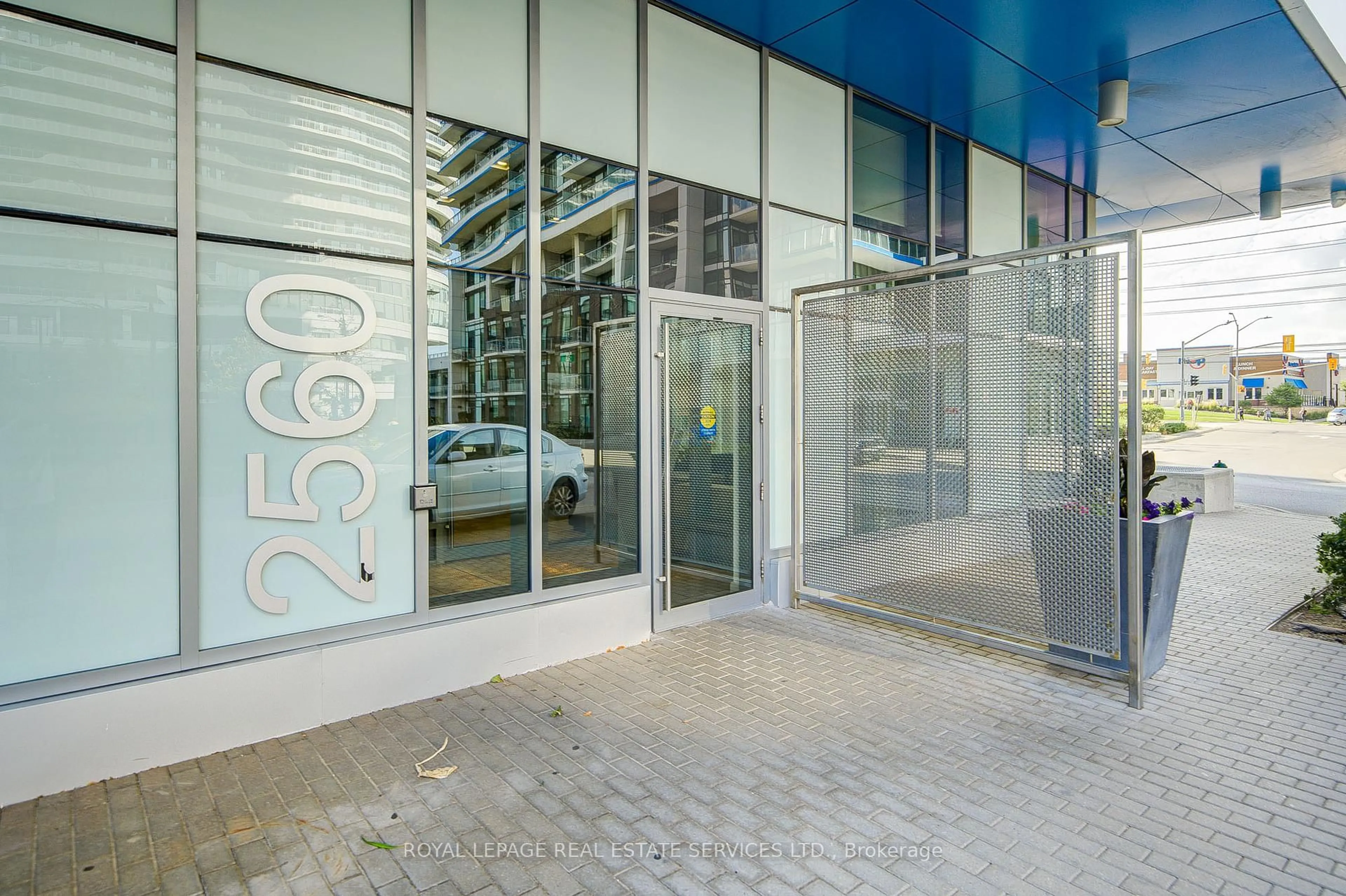 Indoor foyer for 2560 Eglinton Ave #1008, Mississauga Ontario L5M 0Y3