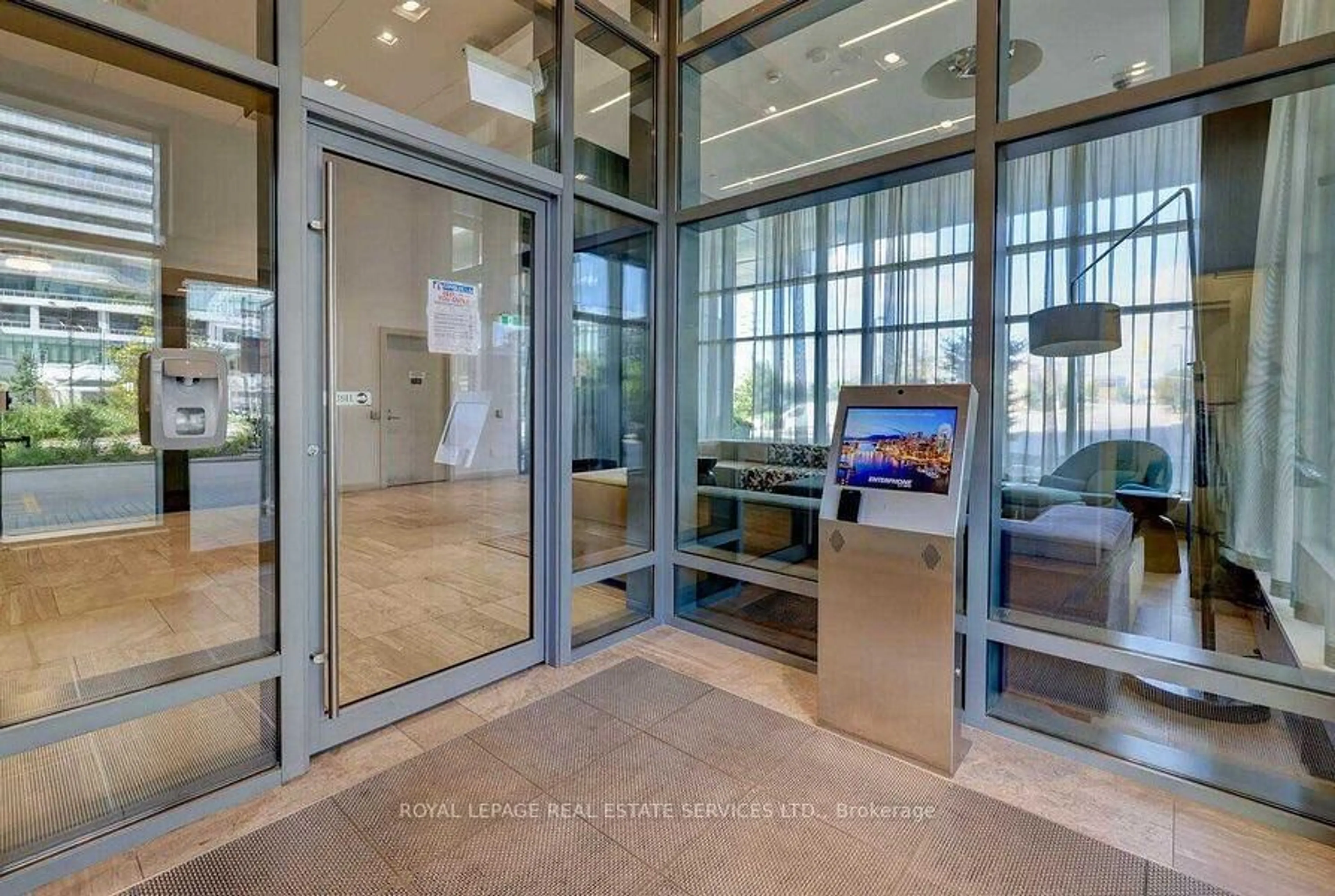 Indoor foyer for 2560 Eglinton Ave #1008, Mississauga Ontario L5M 0Y3