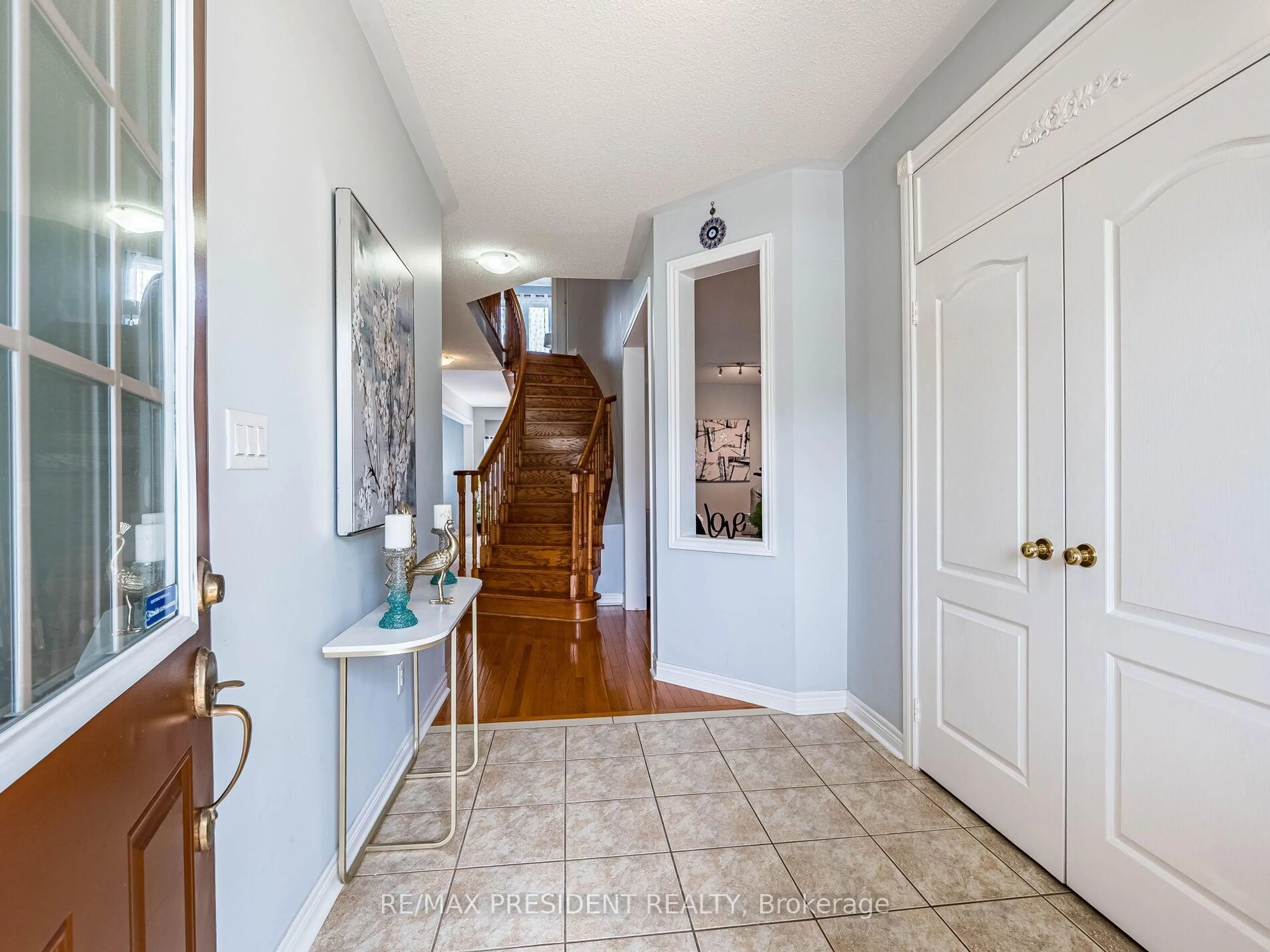 Indoor entryway for 33 Belleville Dr, Brampton Ontario L6P 1V8