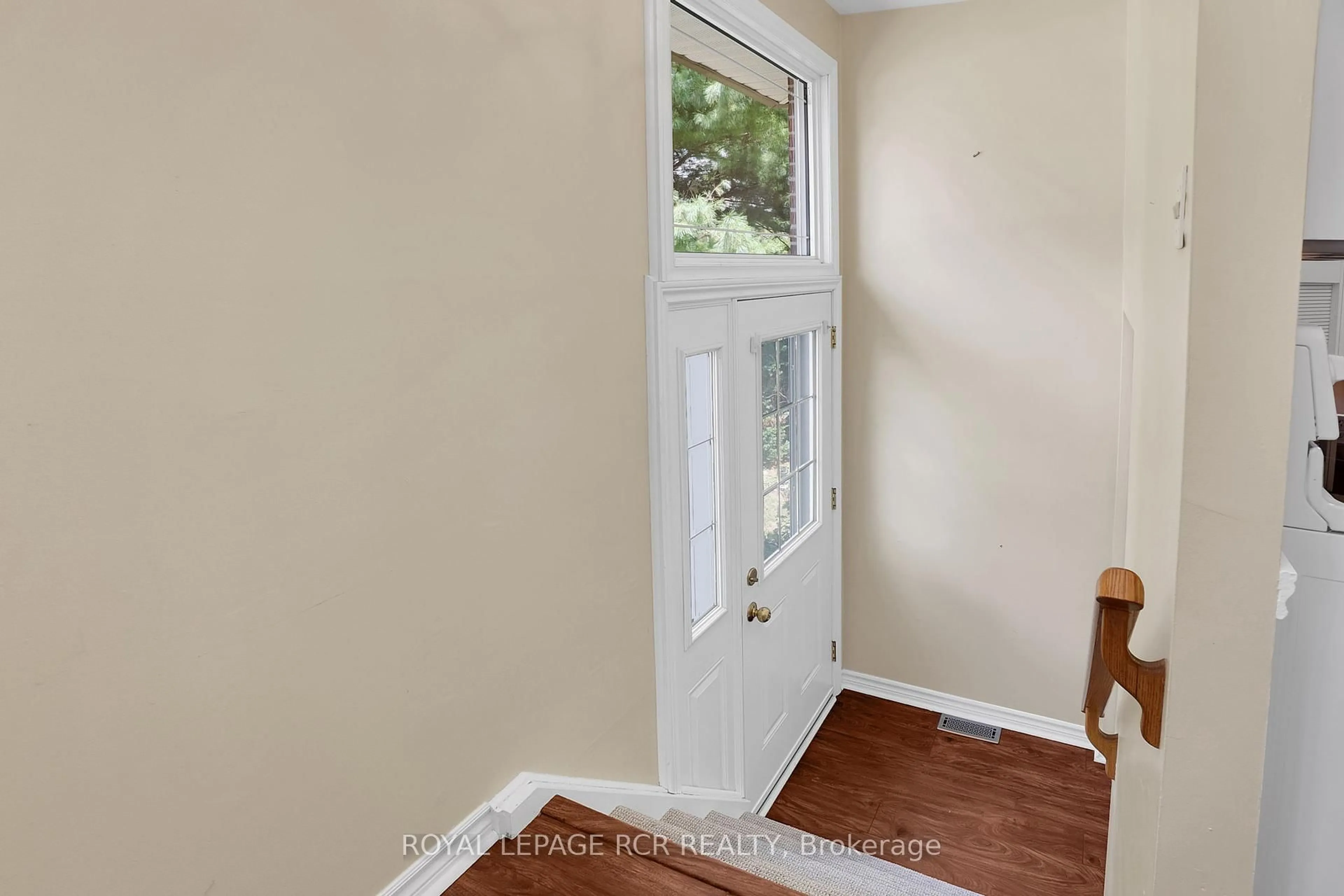Indoor entryway for 152 Albert St, Caledon Ontario L7E 3G4
