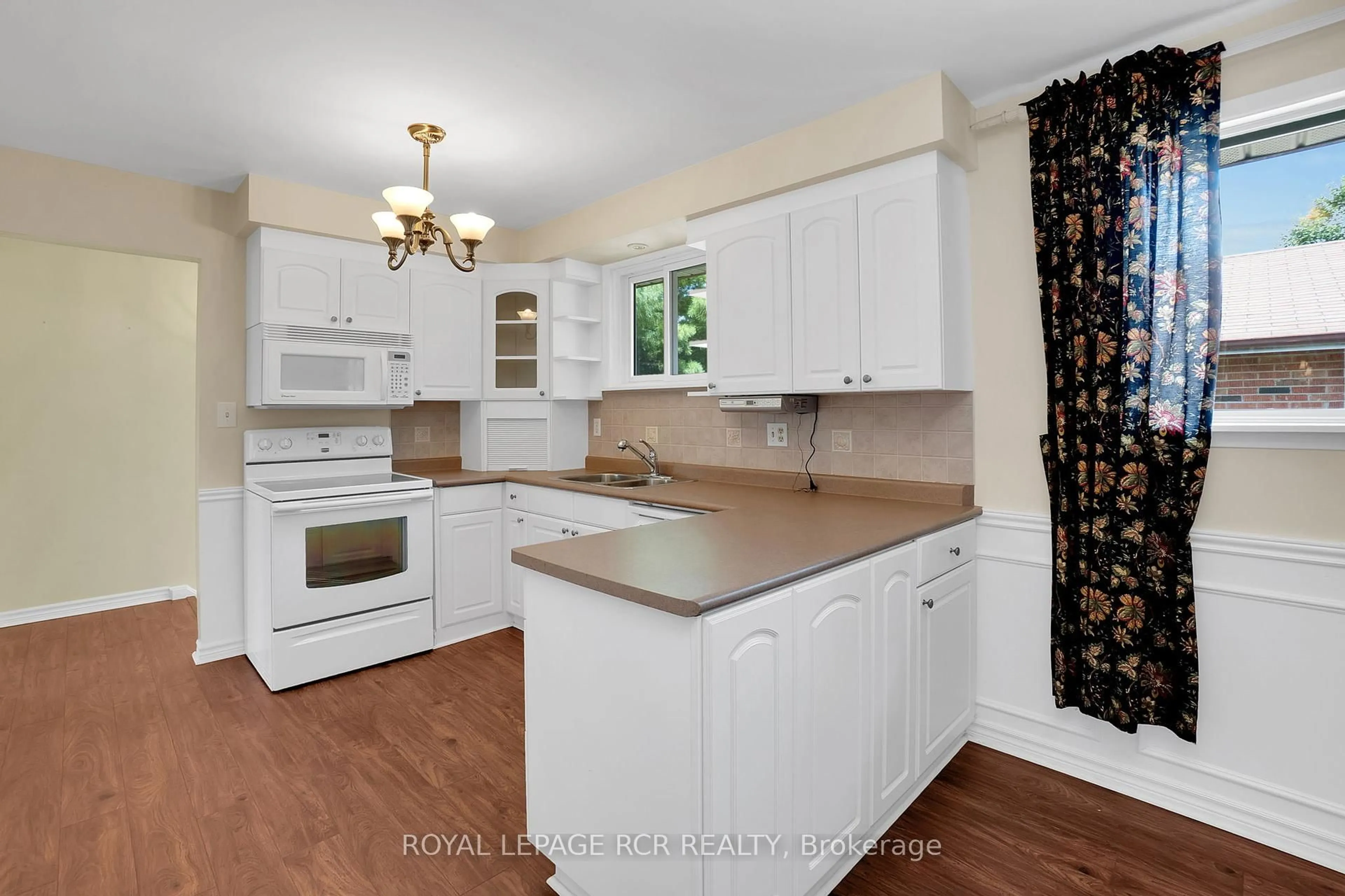 Standard kitchen, unknown for 152 Albert St, Caledon Ontario L7E 3G4