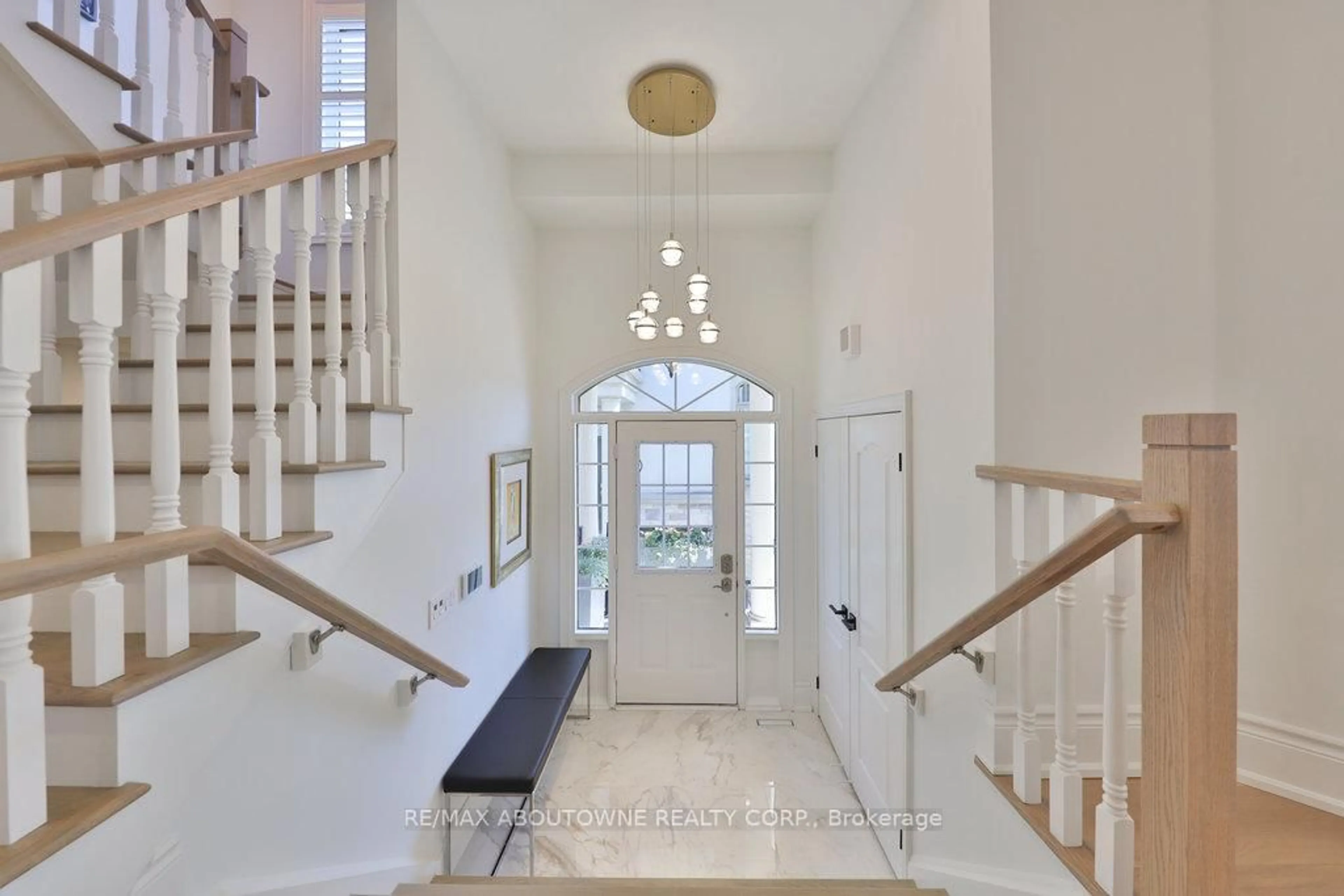Indoor foyer for 2400 Neyagawa Blvd #30, Oakville Ontario L6H 7P5