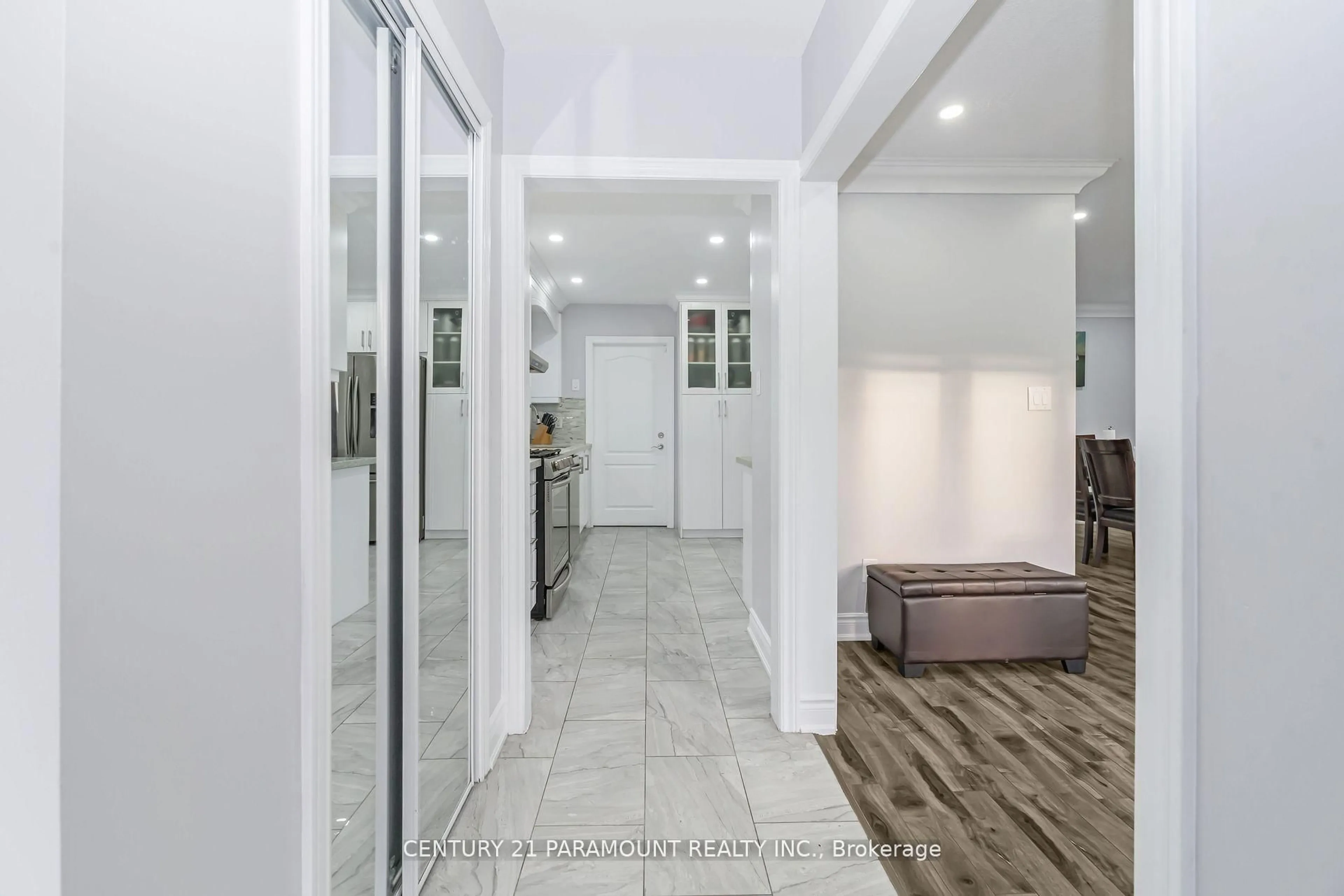 Indoor entryway for 4 Beechwood Cres, Brampton Ontario L6T 1Y1