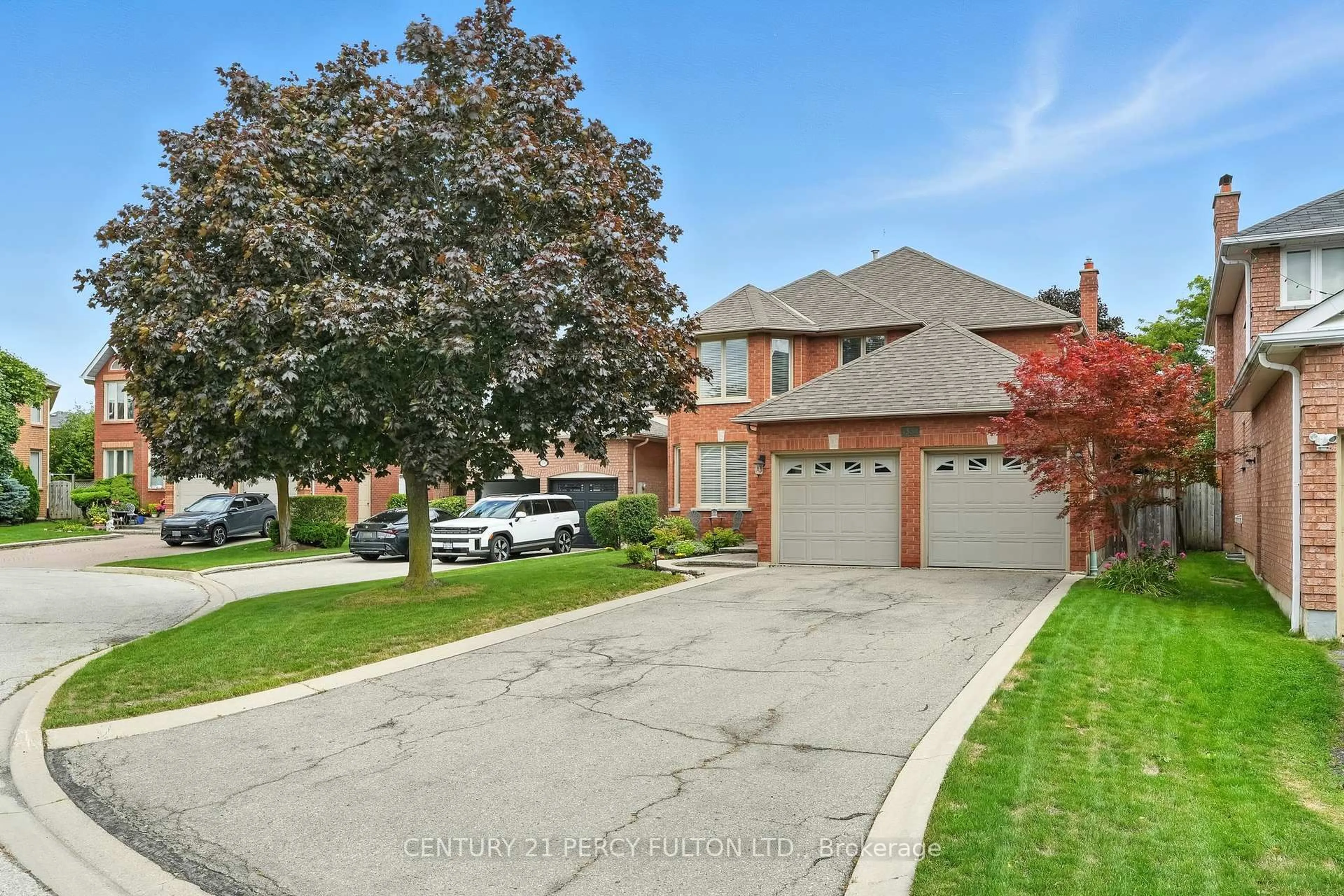 A pic from outside/outdoor area/front of a property/back of a property/a pic from drone, street for 1334 Beauty Bush Crt, Mississauga Ontario L5V 1K4