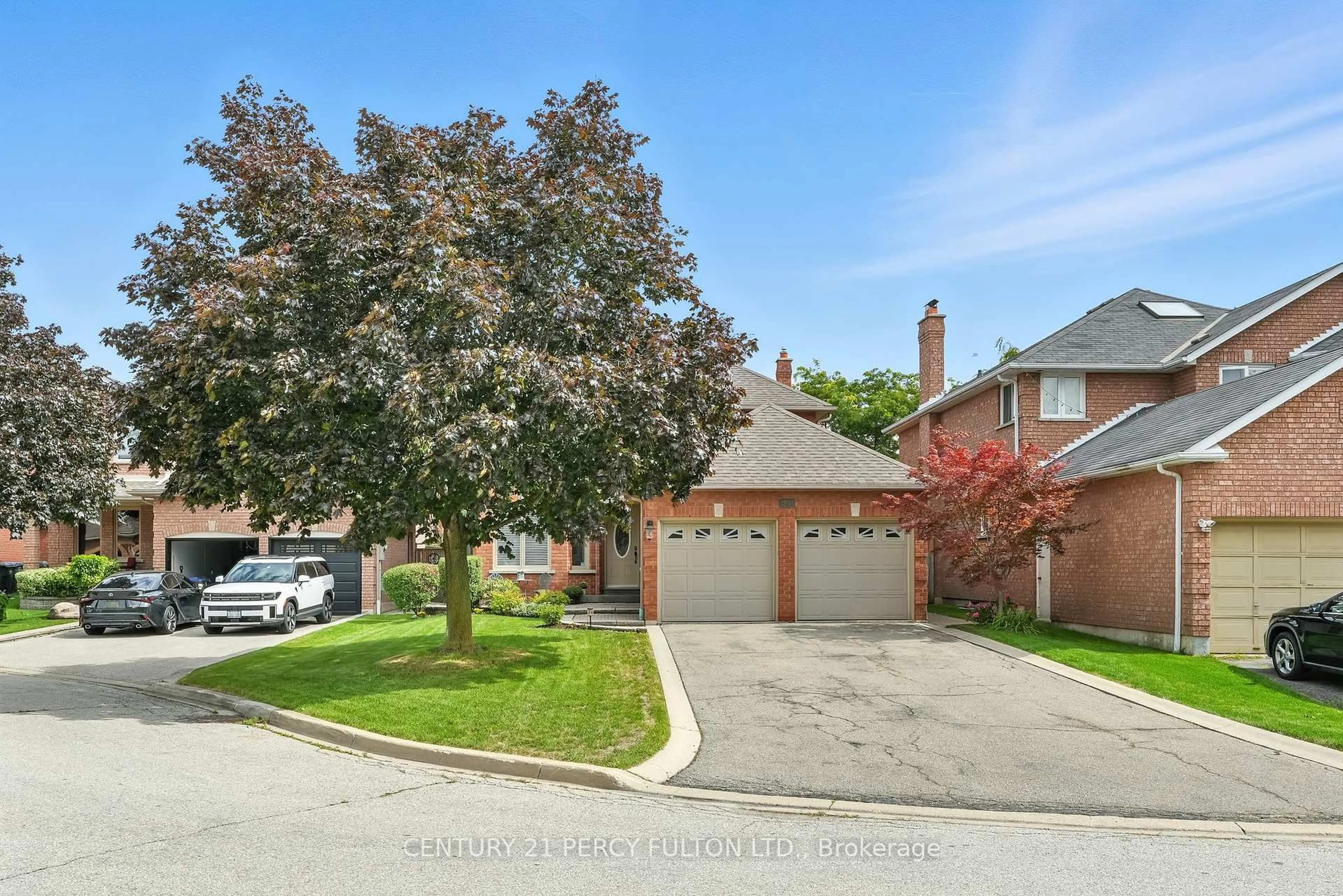 A pic from outside/outdoor area/front of a property/back of a property/a pic from drone, street for 1334 Beauty Bush Crt, Mississauga Ontario L5V 1K4