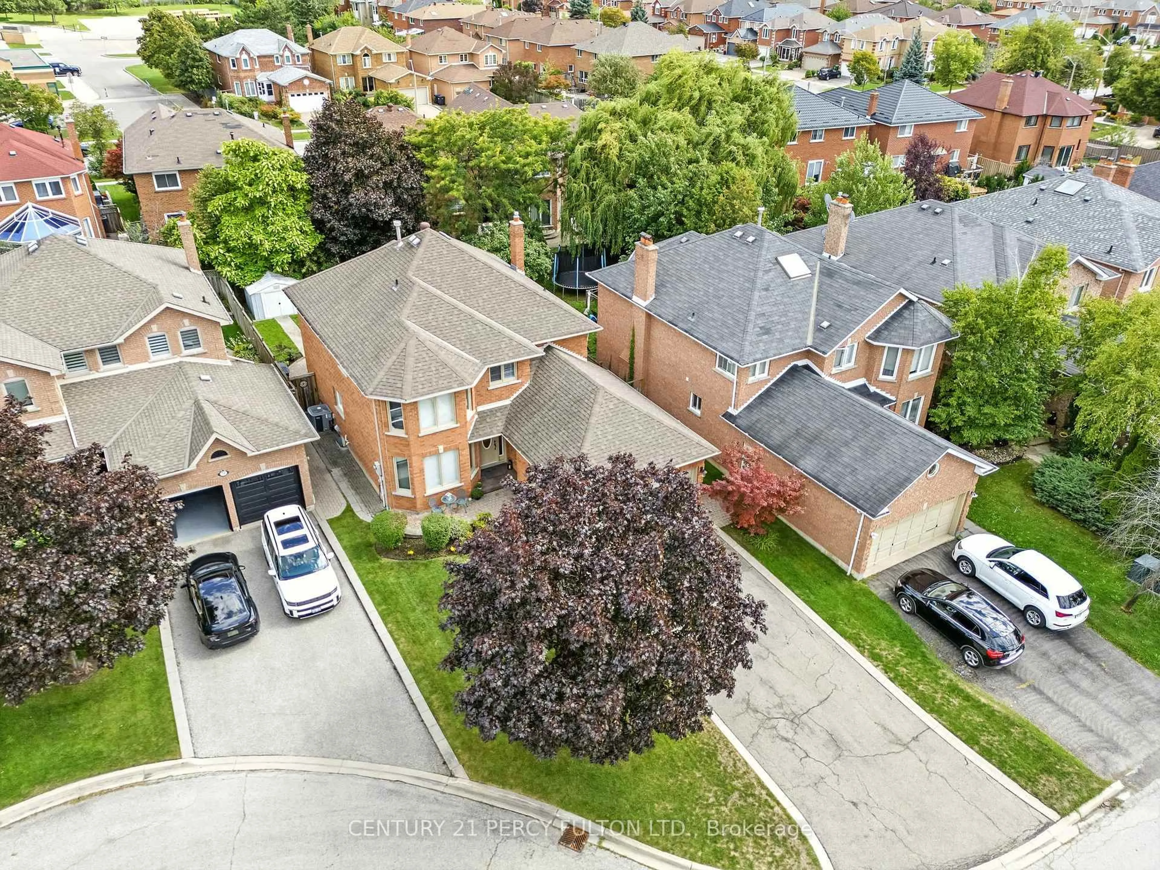 A pic from outside/outdoor area/front of a property/back of a property/a pic from drone, street for 1334 Beauty Bush Crt, Mississauga Ontario L5V 1K4