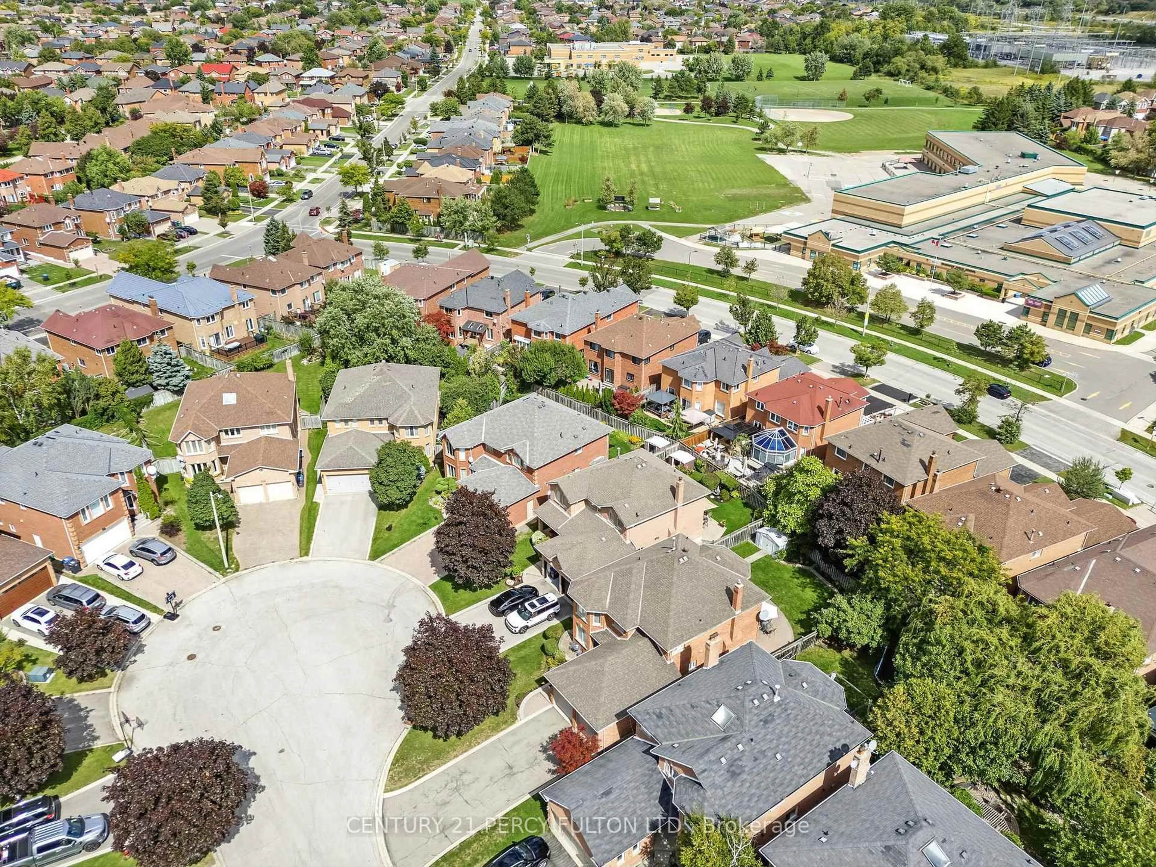 A pic from outside/outdoor area/front of a property/back of a property/a pic from drone, street for 1334 Beauty Bush Crt, Mississauga Ontario L5V 1K4