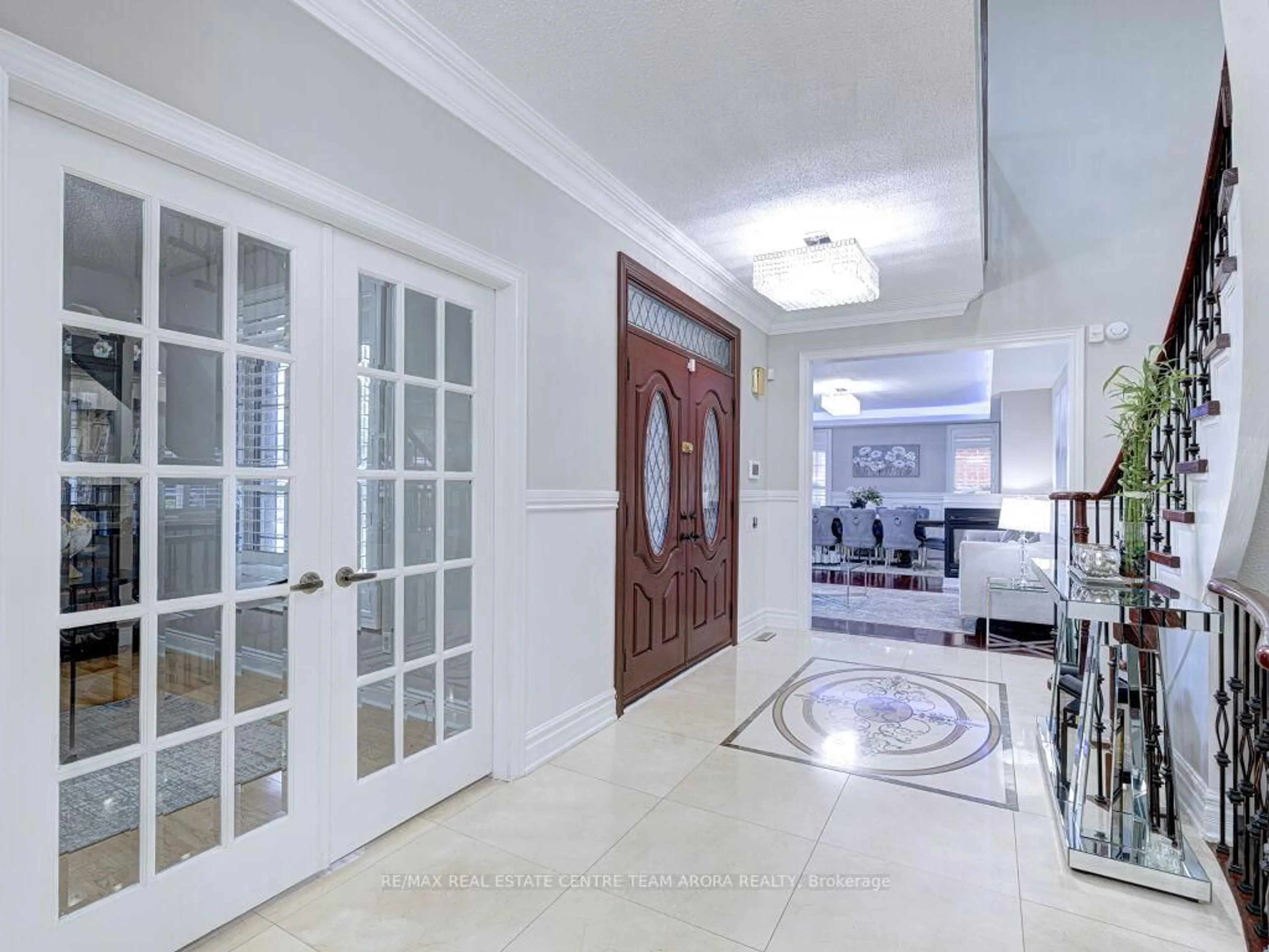 Indoor foyer for 77 Links Lane, Brampton Ontario L6Y 5H1