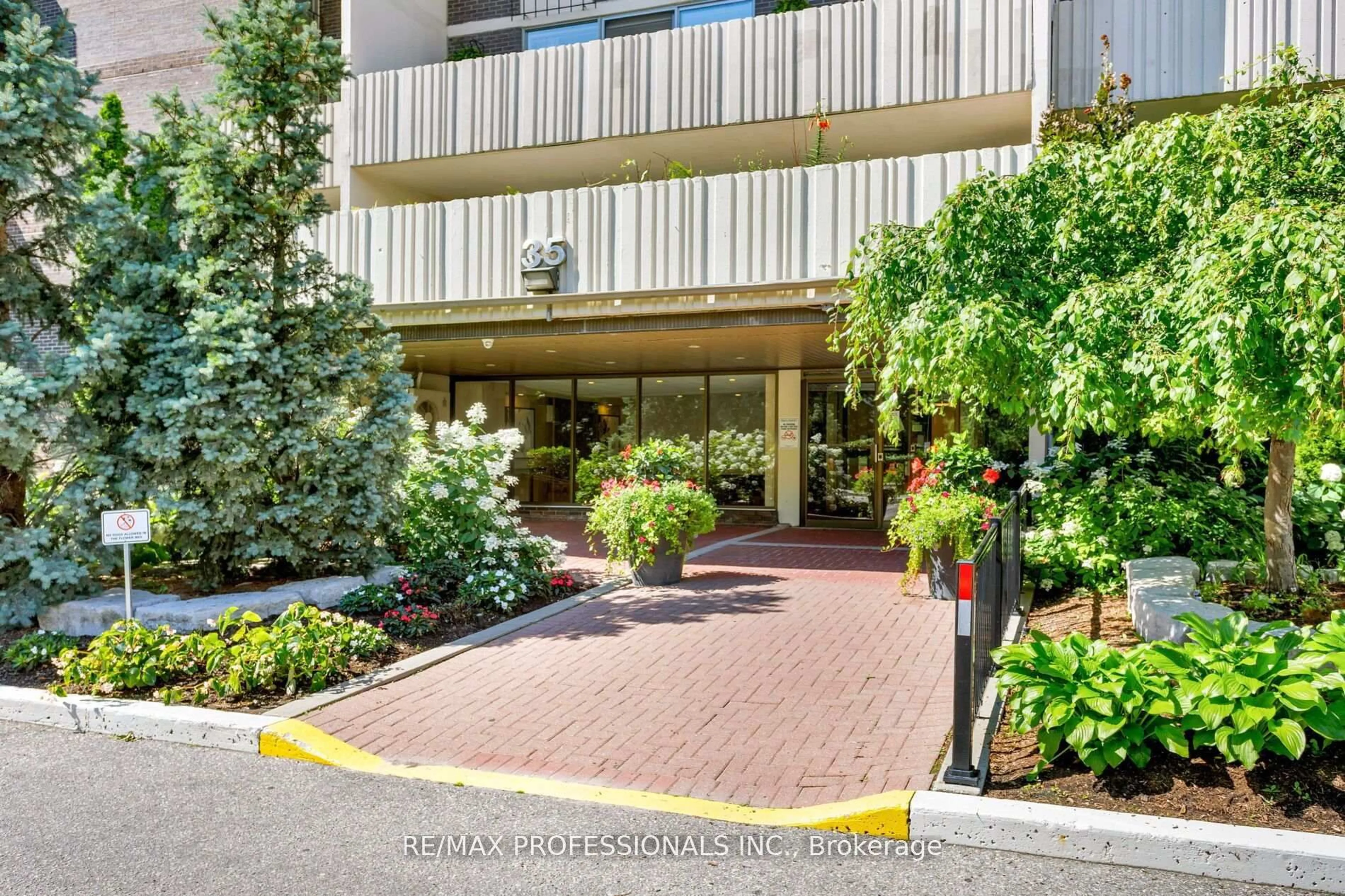 Indoor foyer for 35 Ormskirk Ave #510, Toronto Ontario M6S 1A8
