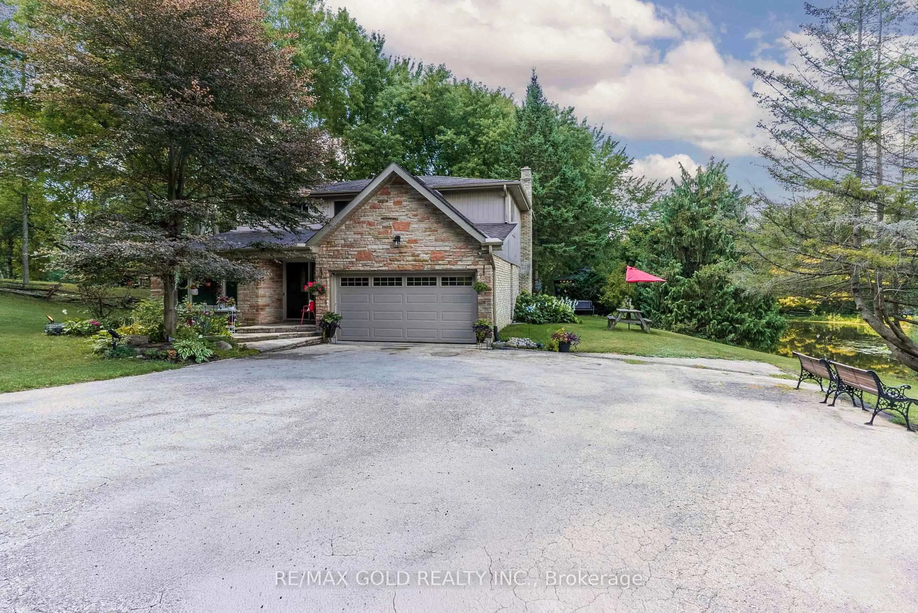 A pic from outside/outdoor area/front of a property/back of a property/a pic from drone, unknown for 52 Palmer Circ, Caledon Ontario L7E 0A5