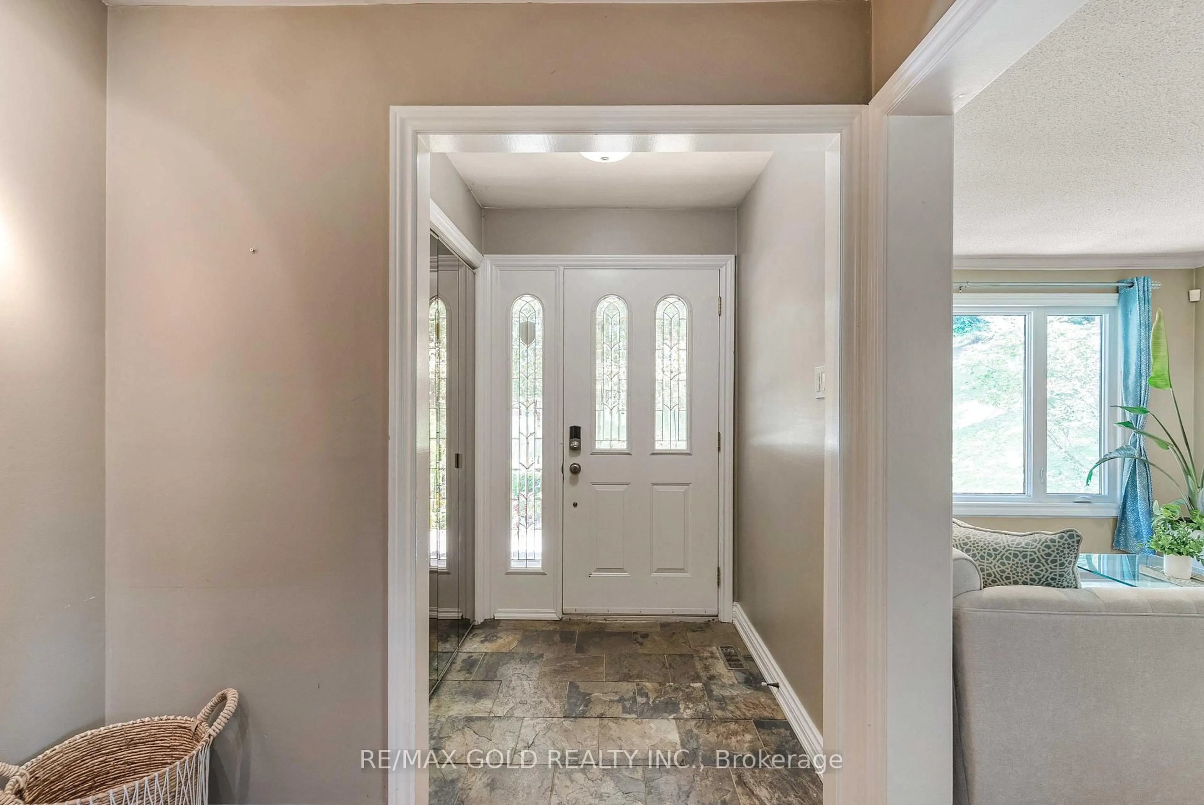 Indoor entryway for 52 Palmer Circ, Caledon Ontario L7E 0A5