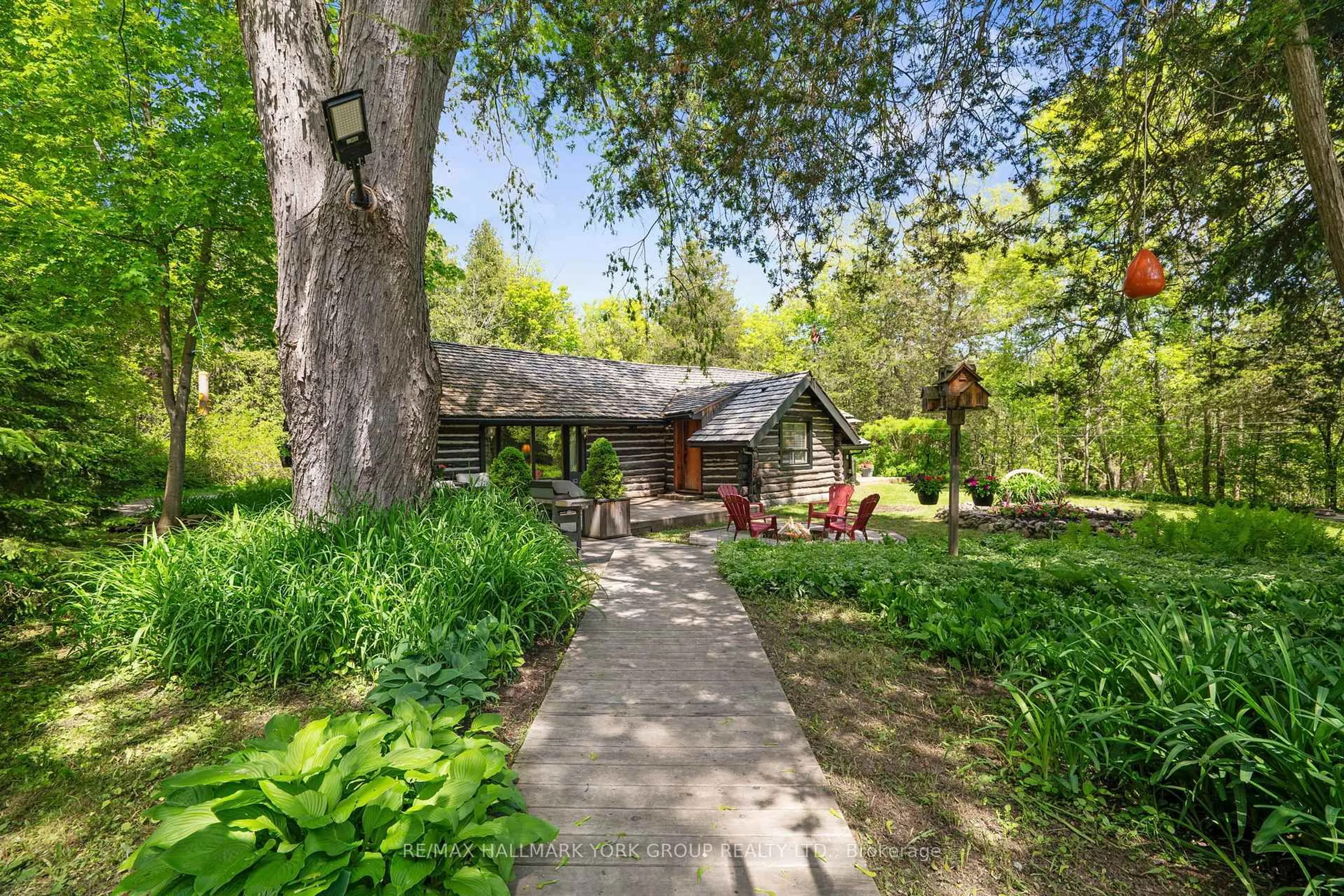 A pic from outside/outdoor area/front of a property/back of a property/a pic from drone, street for 16590 Hurontario St, Caledon Ontario L7K 1W3