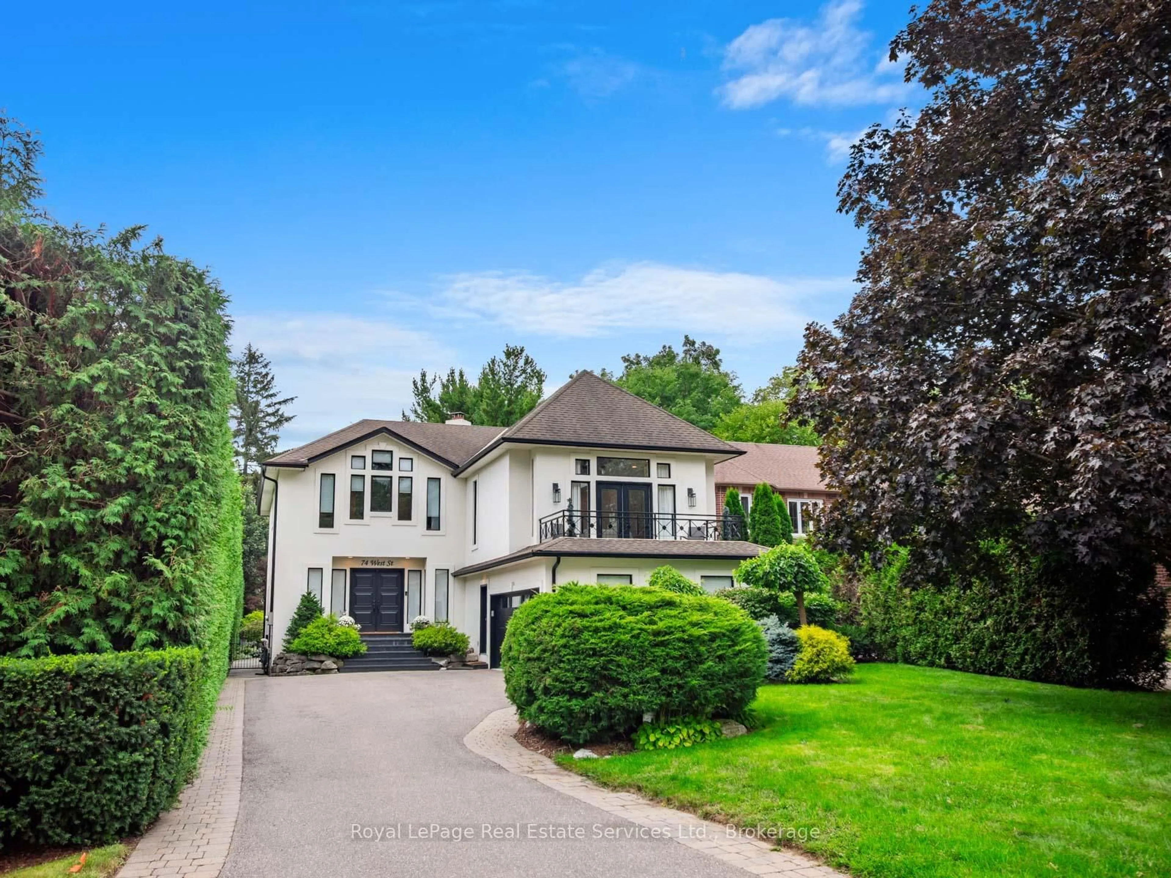 A pic from outside/outdoor area/front of a property/back of a property/a pic from drone, street for 74 West St, Oakville Ontario L6L 2Y7