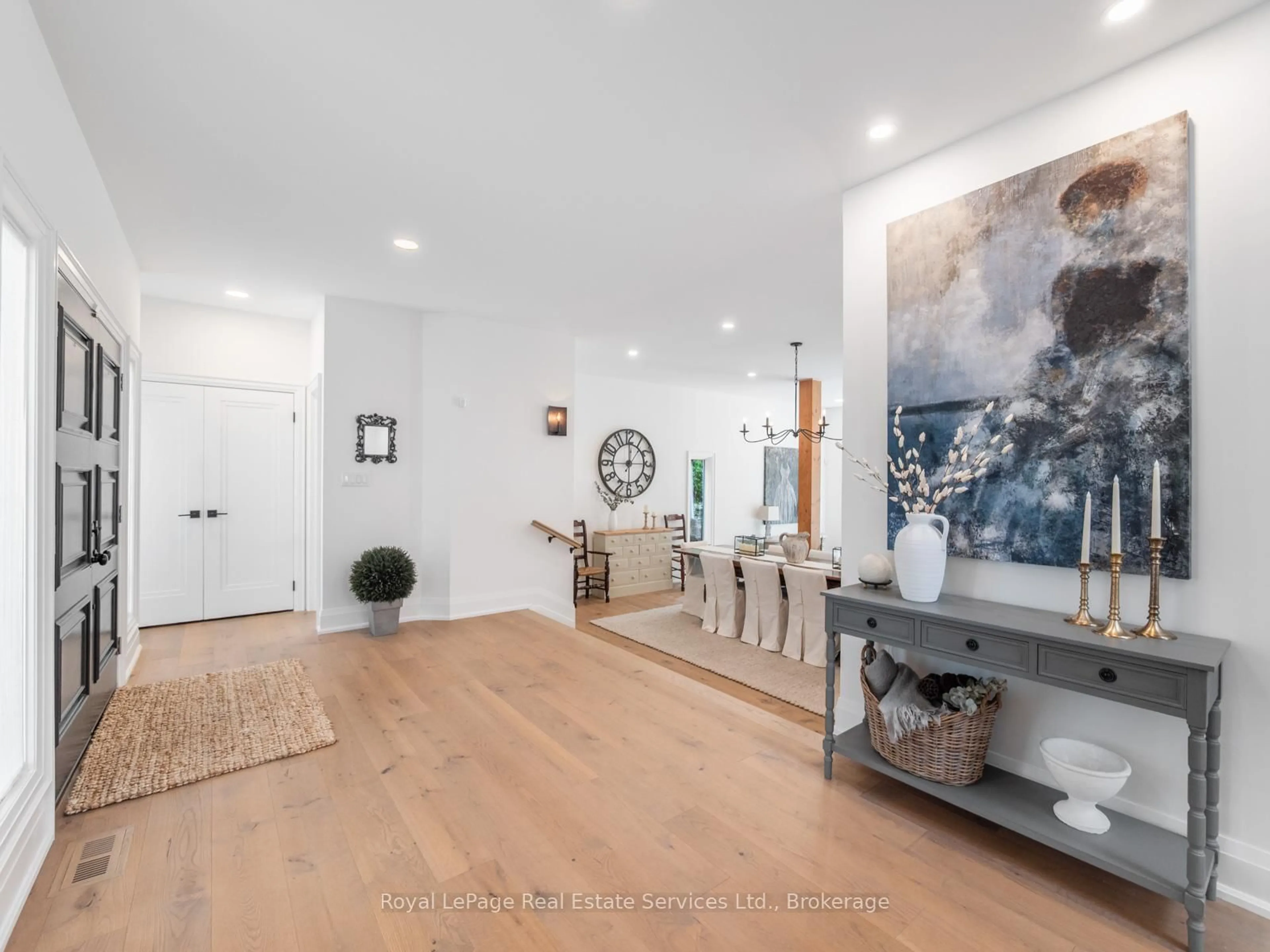 Indoor entryway for 74 West St, Oakville Ontario L6L 2Y7