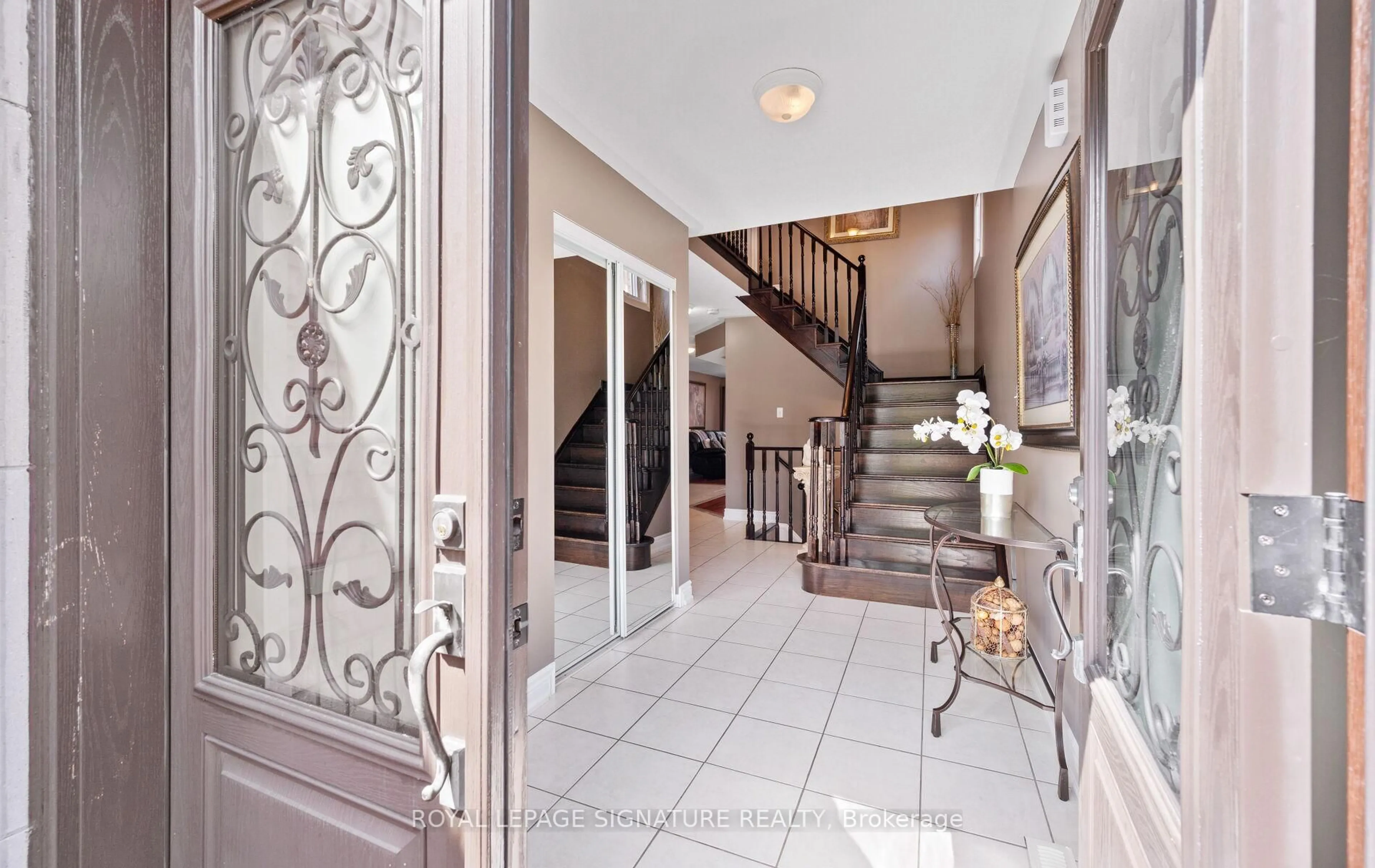 Indoor foyer for 53 National Cres, Brampton Ontario L7A 1J2