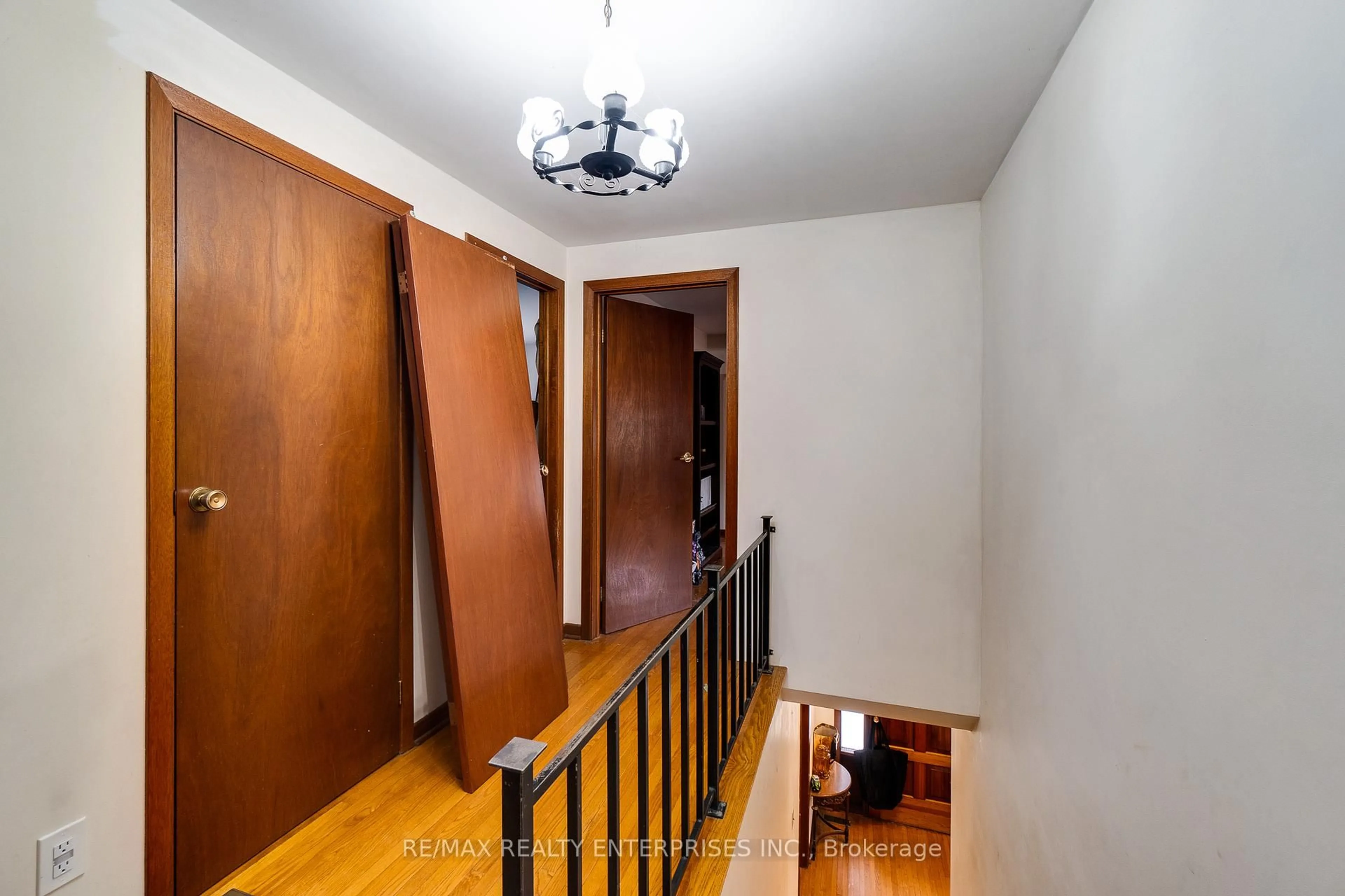 Indoor foyer for 12909 5th Line, Halton Hills Ontario L0P 1H0