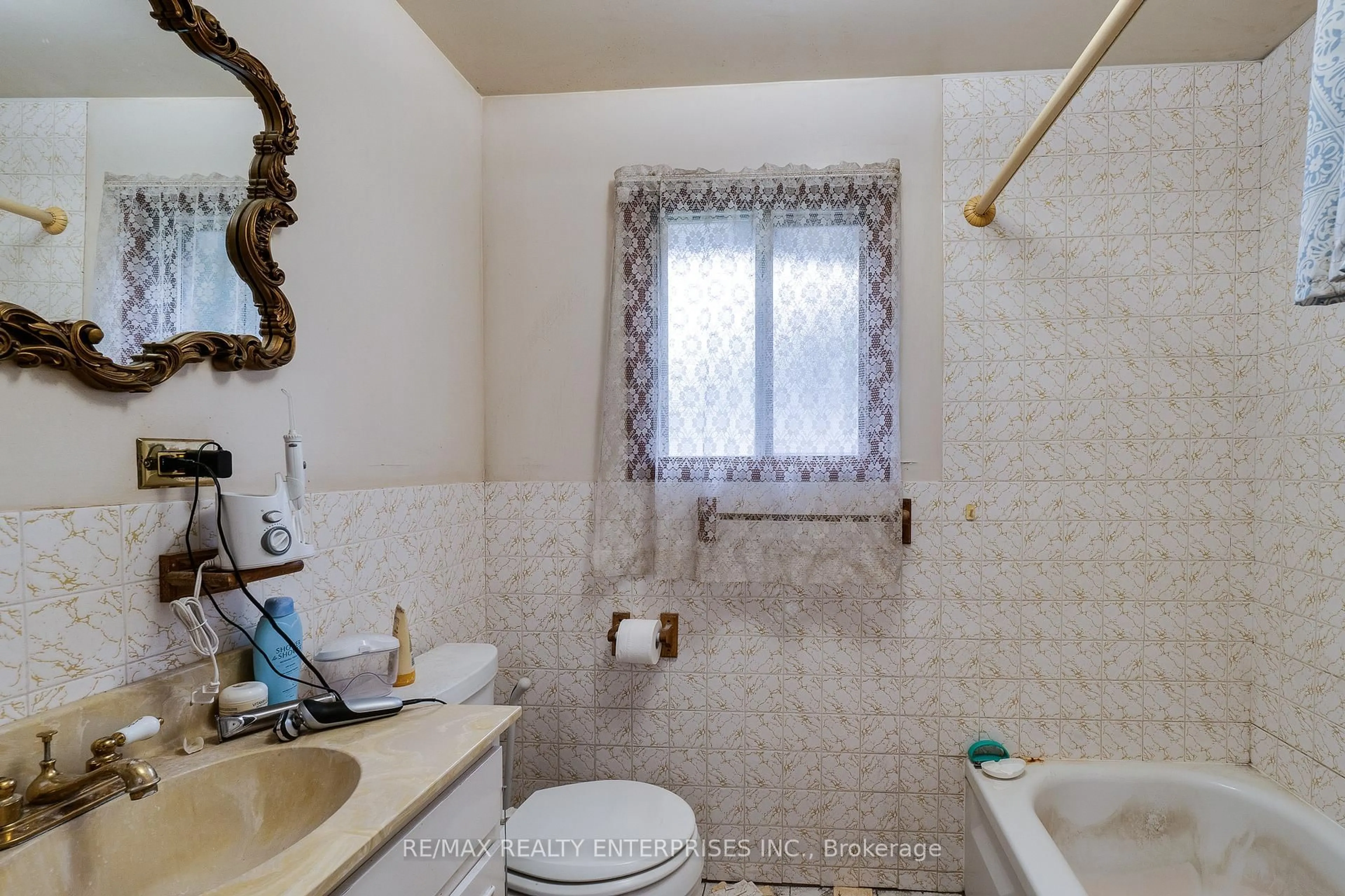 Standard bathroom, ceramic/tile floor for 12909 5th Line, Halton Hills Ontario L0P 1H0