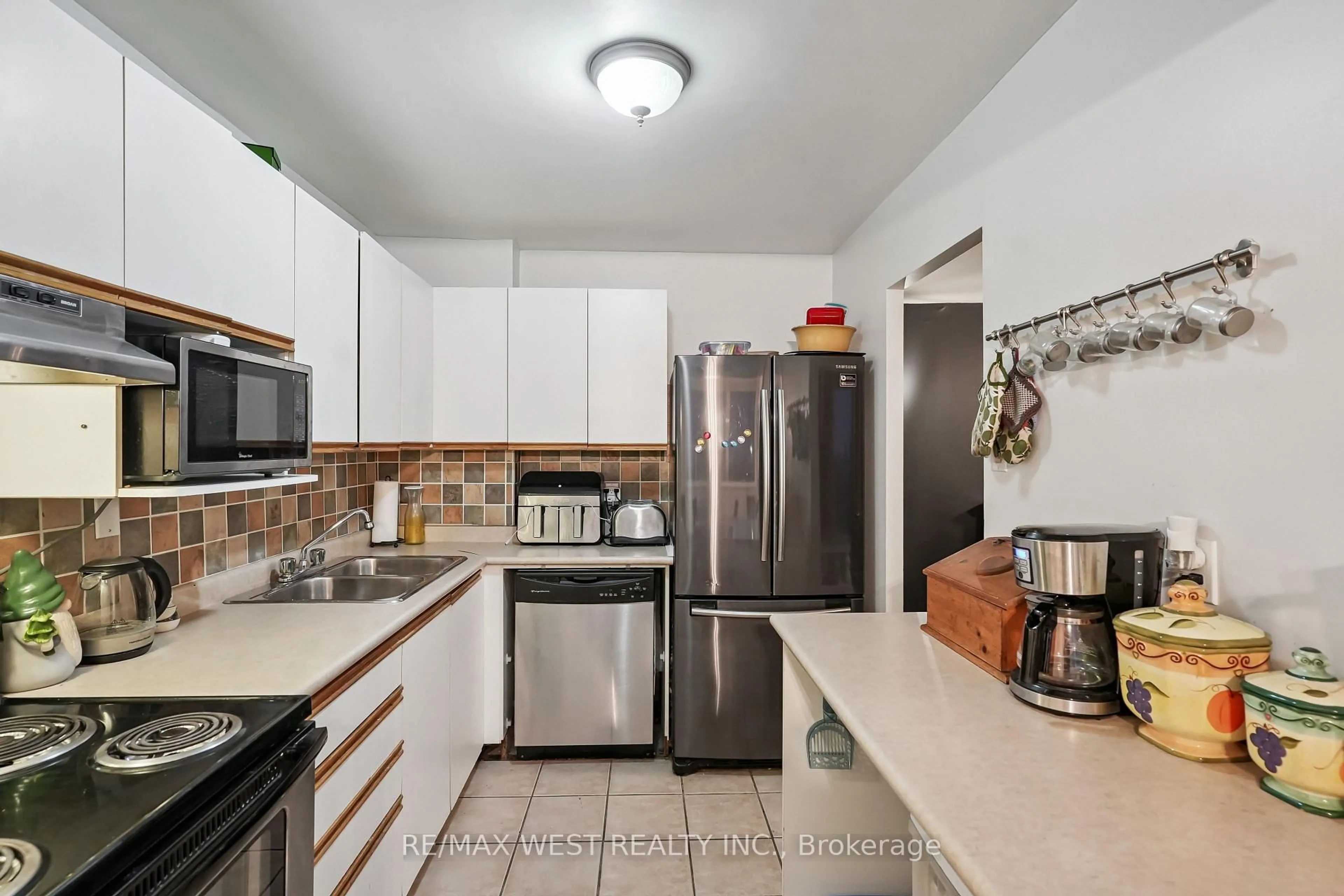 Standard kitchen, ceramic/tile floor for 530 Lolita Gdns #1203, Mississauga Ontario L5A 3T2