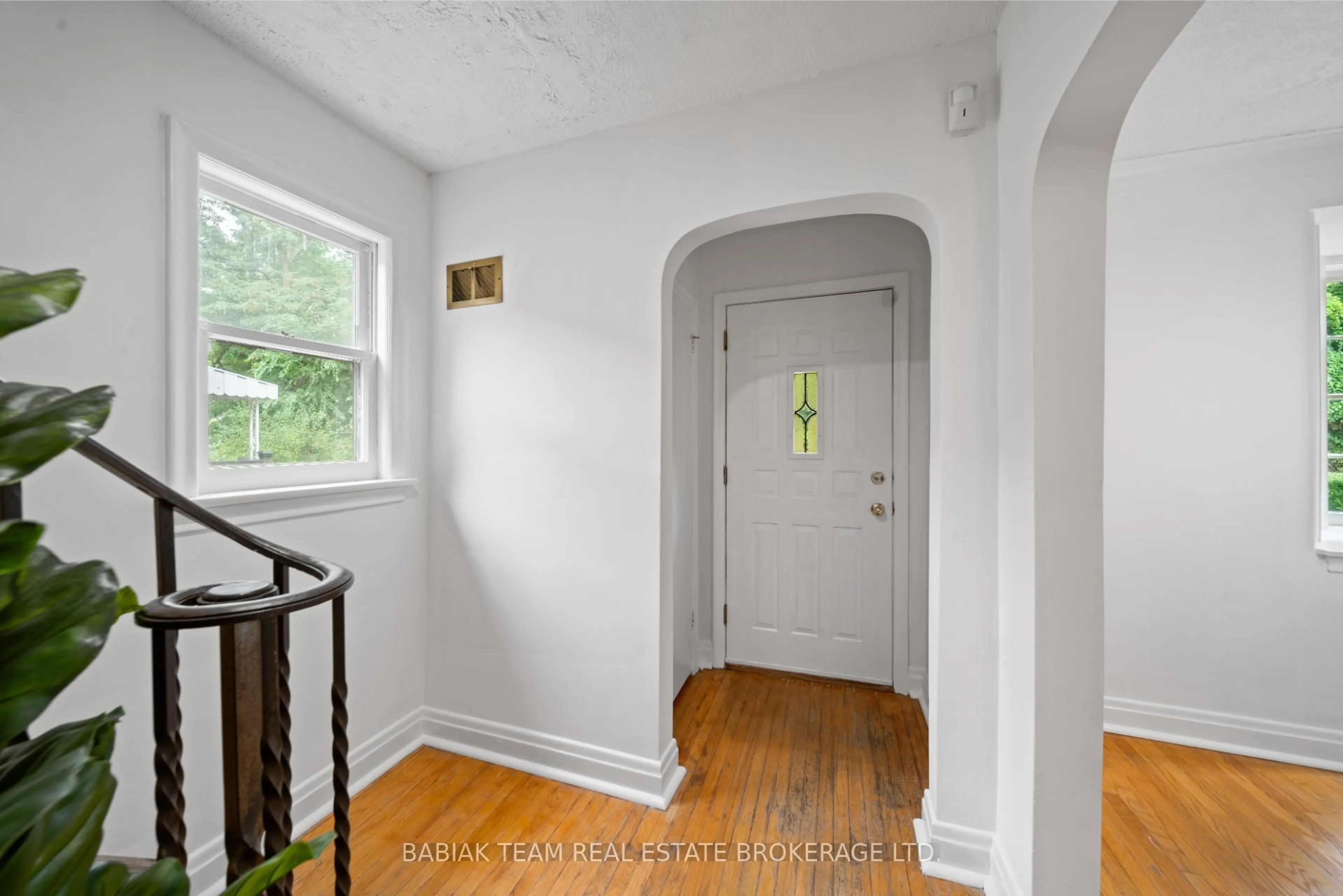 Indoor entryway for 117 South Kingsway, Toronto Ontario M6S 3T5